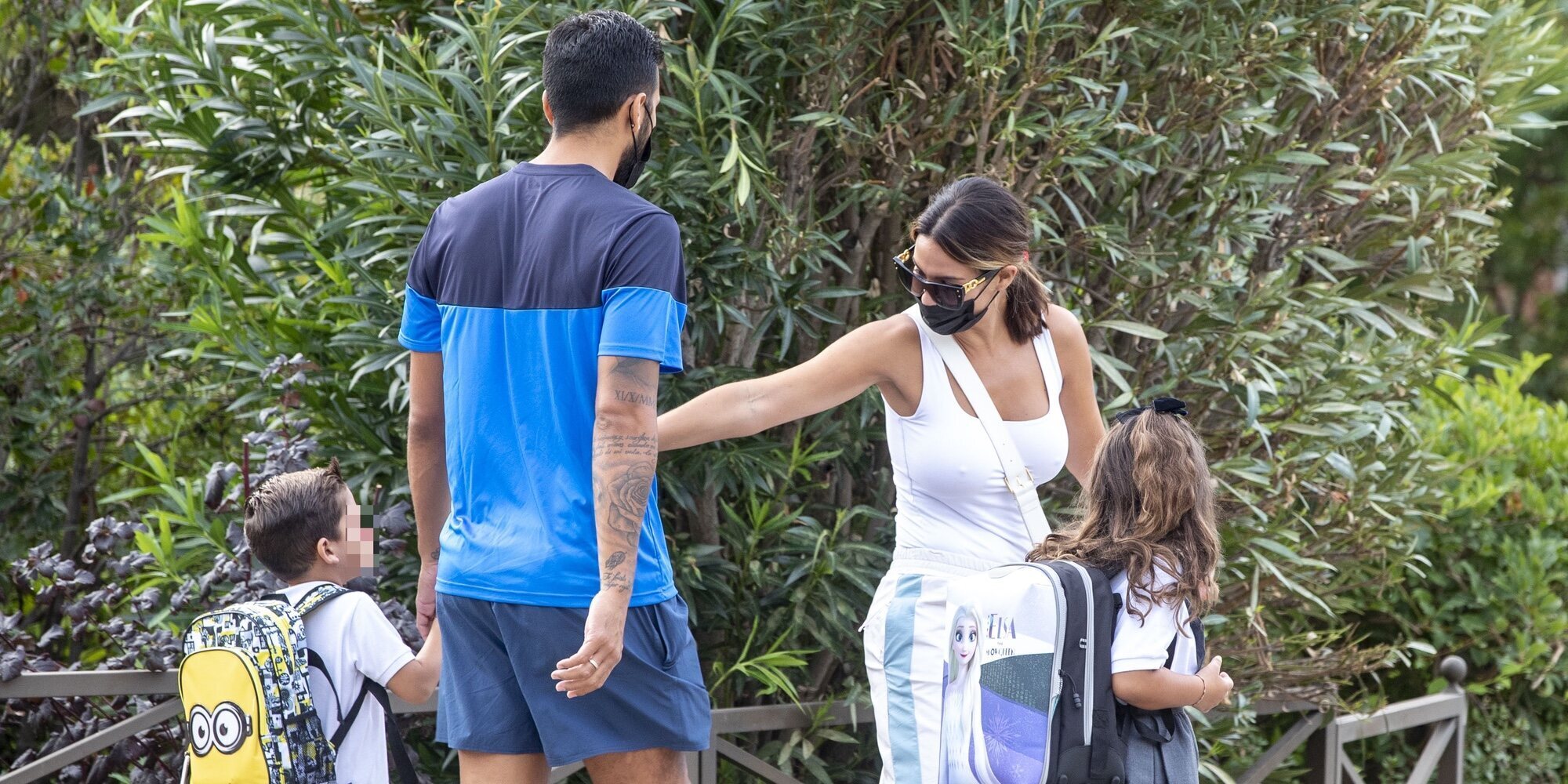 Tamara Gorro y Ezequiel Garay llevan a sus hijos al colegio tras la retirada del futbolista