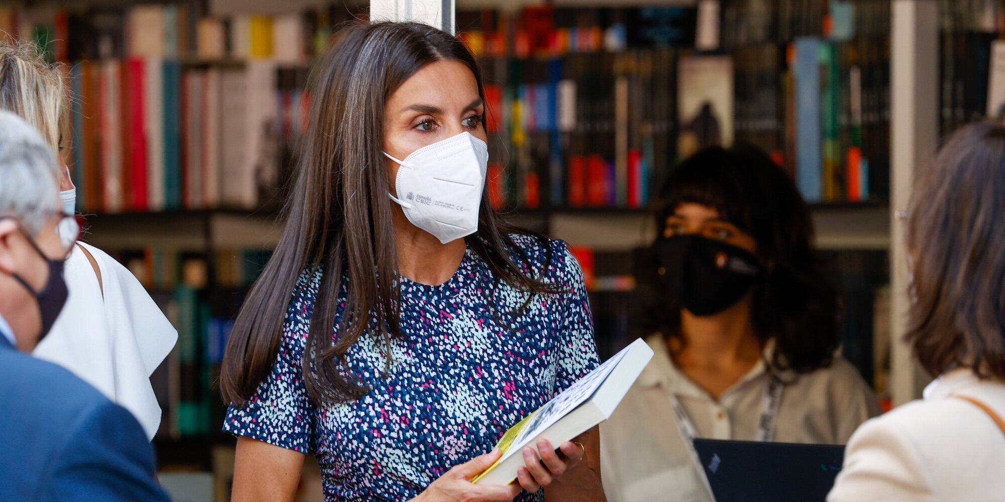 La Reina Letizia no ha podido resistirse a acudir a la Feria del Libro de Madrid