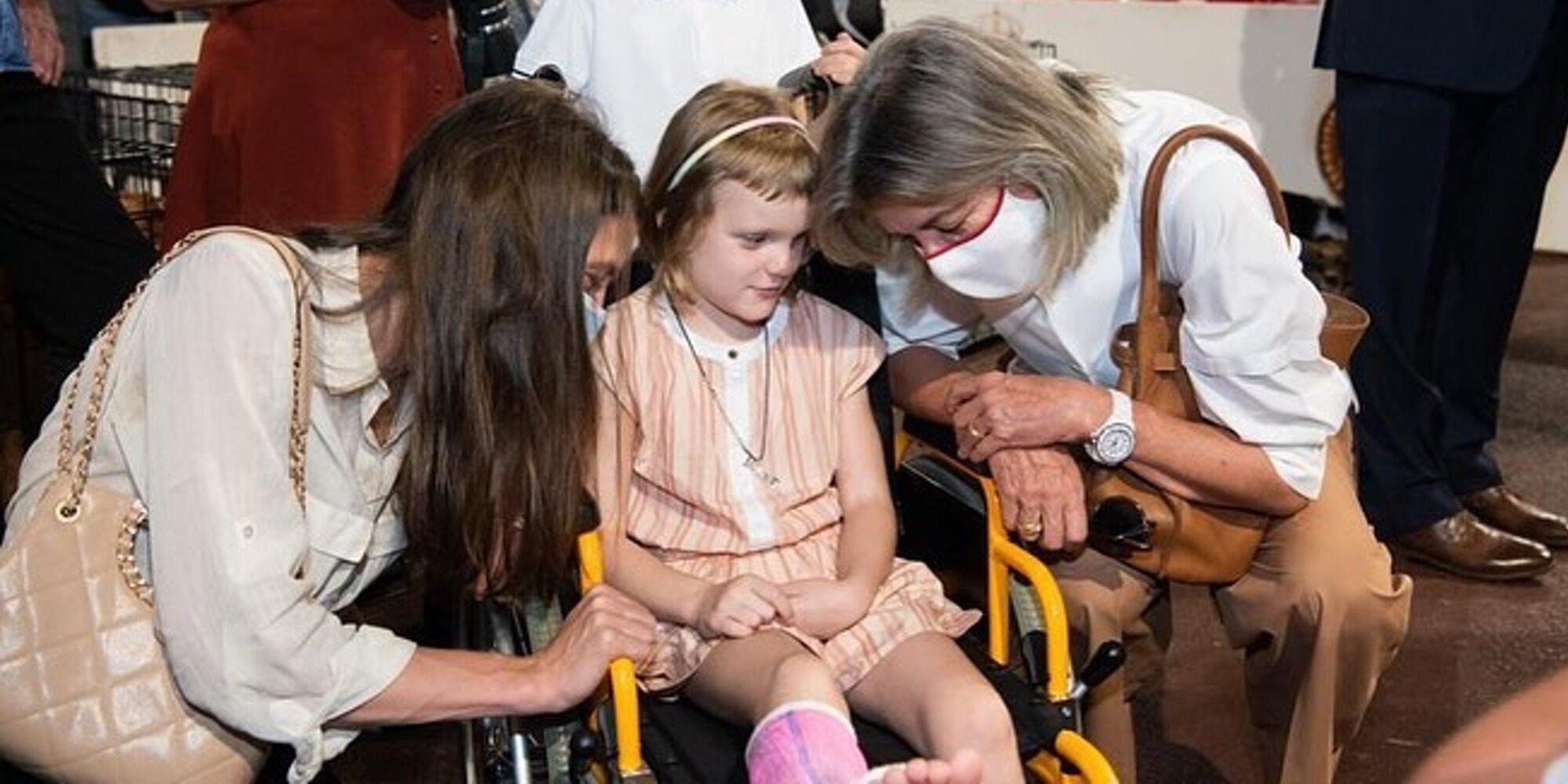 Gabriella de Mónaco, escayolada y en silla de ruedas junto a Carolina de Mónaco y Carlota Casiraghi