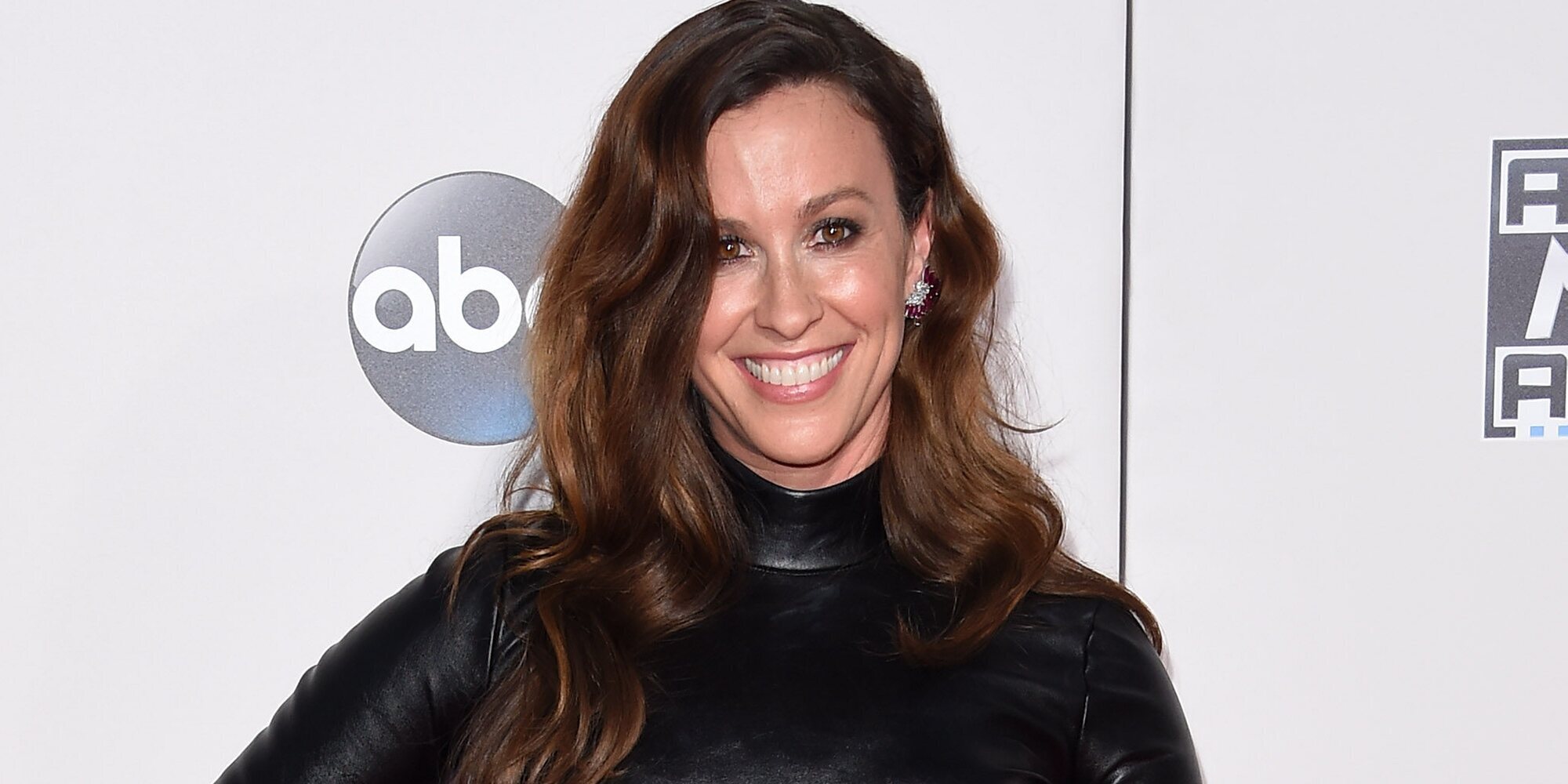 Alanis Morissette confiesa que fue violada con 15 años por varios hombres