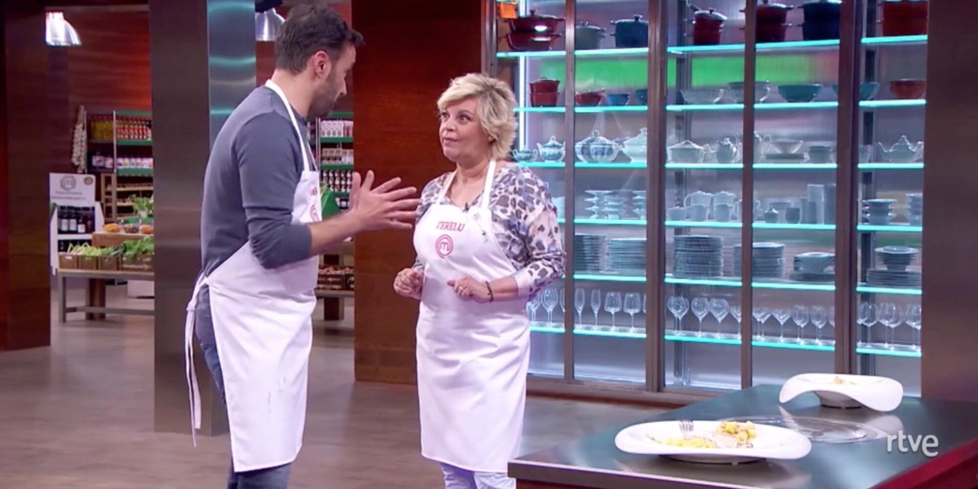 El primer pique entre Terelu Campos y Juanma Castaño en 'Masterchef Celebrity': "¿Tú qué sabes de mis novios?"