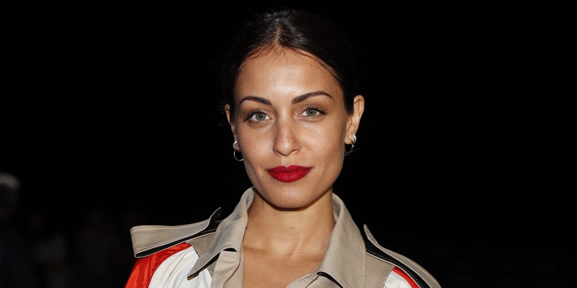 Hiba Abouk disimula su embarazo en una exposición en París tras confirmarse que espera su segundo hijo