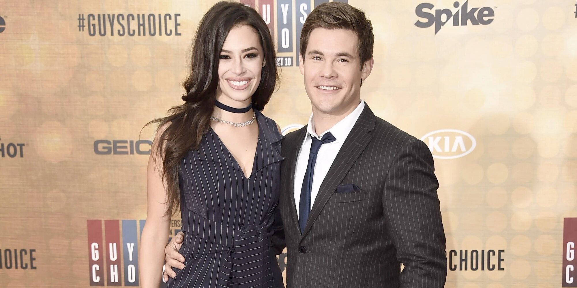 Adam DeVine y Chloe Bridges se han casado