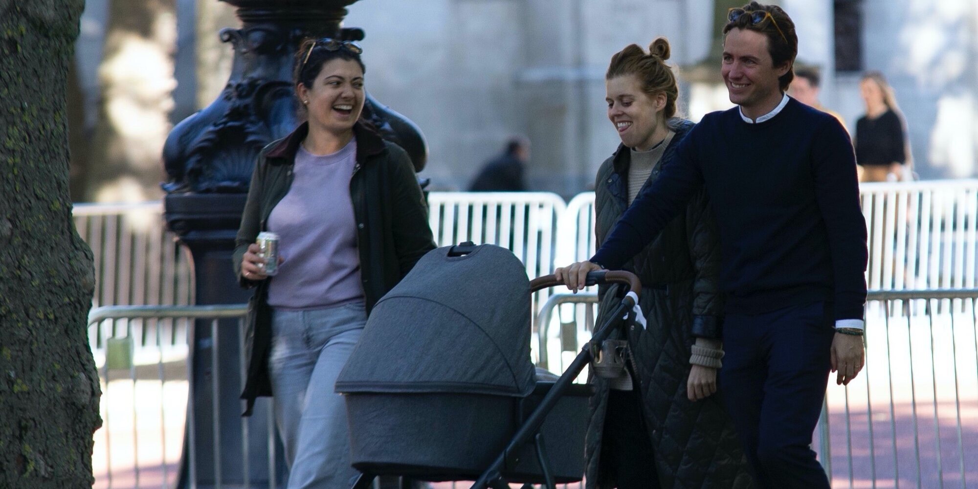 El primer paseo de Beatriz de York y Edoardo Mapelli Mozzi con su hija Sienna Elizabeth