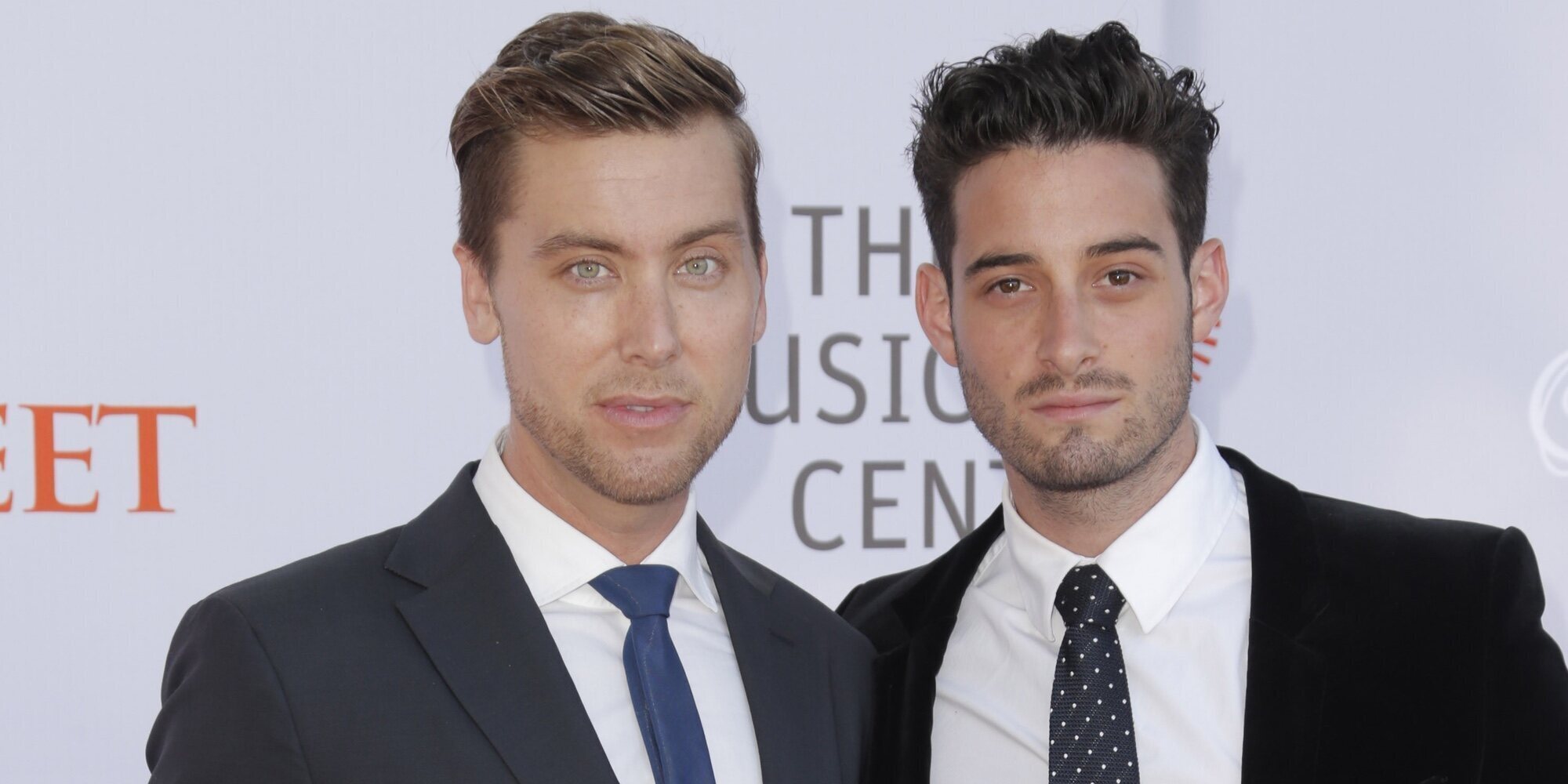 Lance Bass (NSYNC) y Michael Turchin presentan a sus mellizos Alexander y Violet