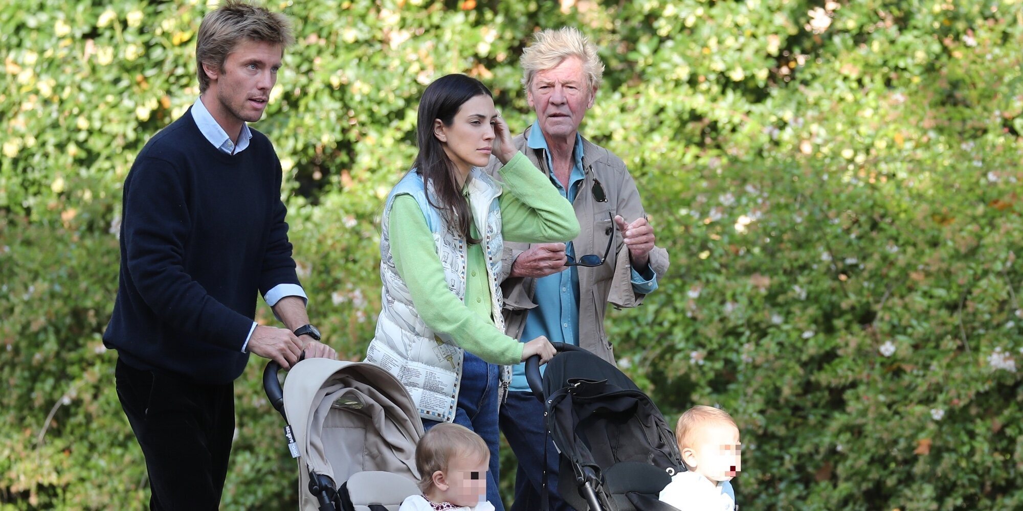 Ernesto de Hannover, abuelo entregado con Nicolás y Sofía de Hannover en el parque junto a su hijo Christian y Sassa de Osma