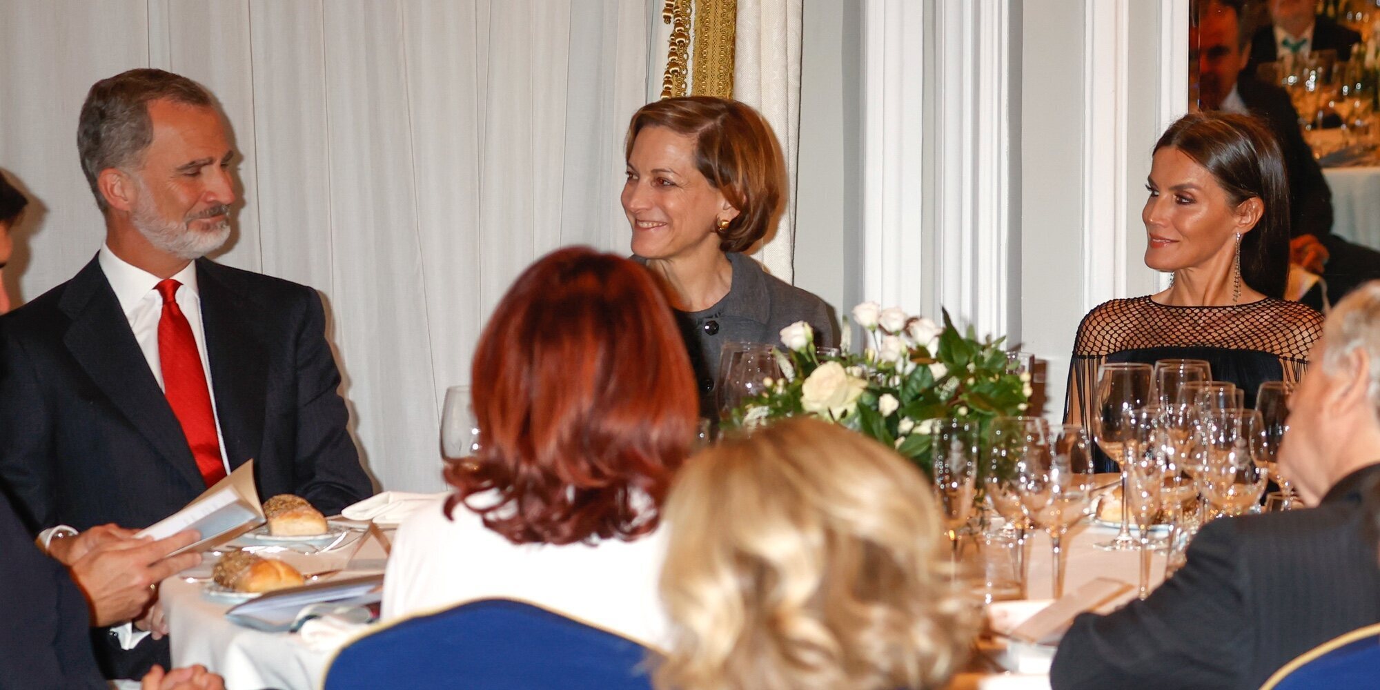 Los Reyes Felipe y Letizia entregan el Premio Francisco Cerecedo a Anne Applebaum: sonrisas, complicidad y periodismo