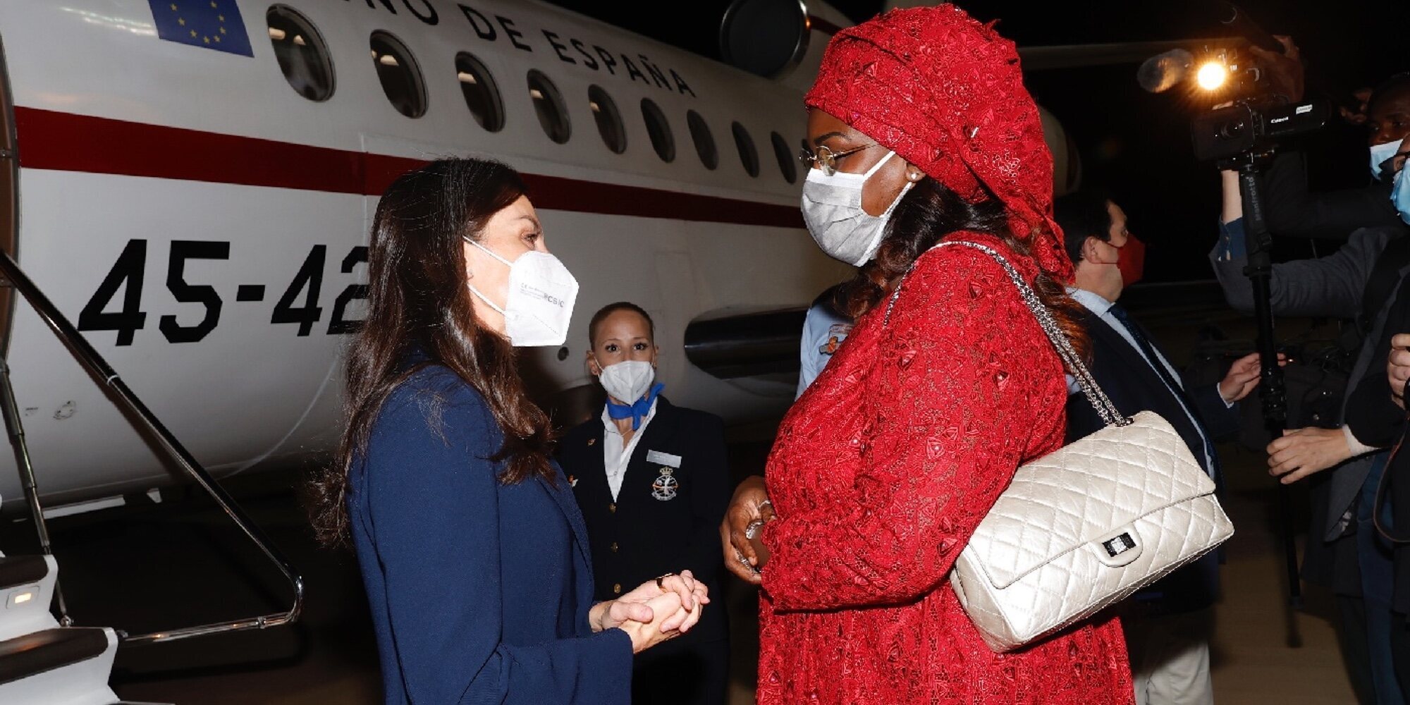 La llegada de la Reina Letizia a Senegal: gran recibimiento, unas flores, complicidad y una charla