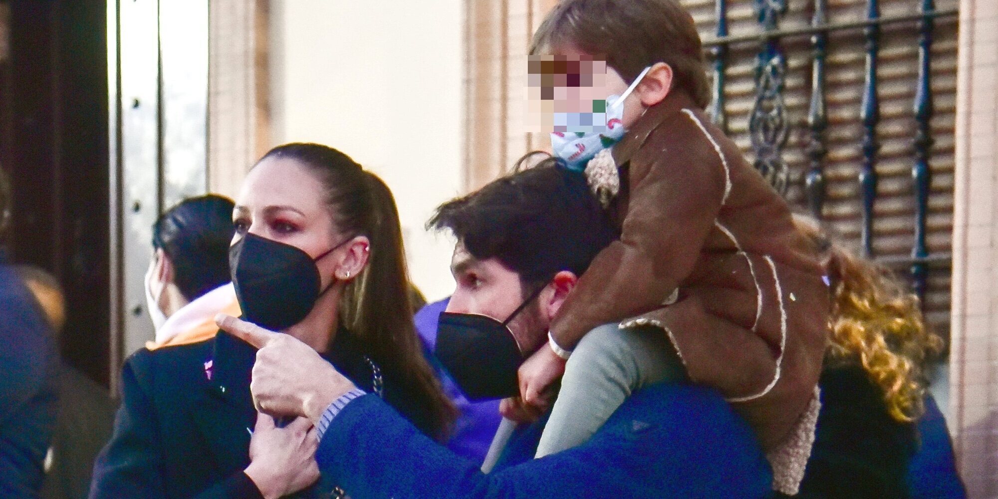 Eva González y Cayetano Rivera disfrutan con su hijo de la Cabalgata de los Reyes Magos 2022