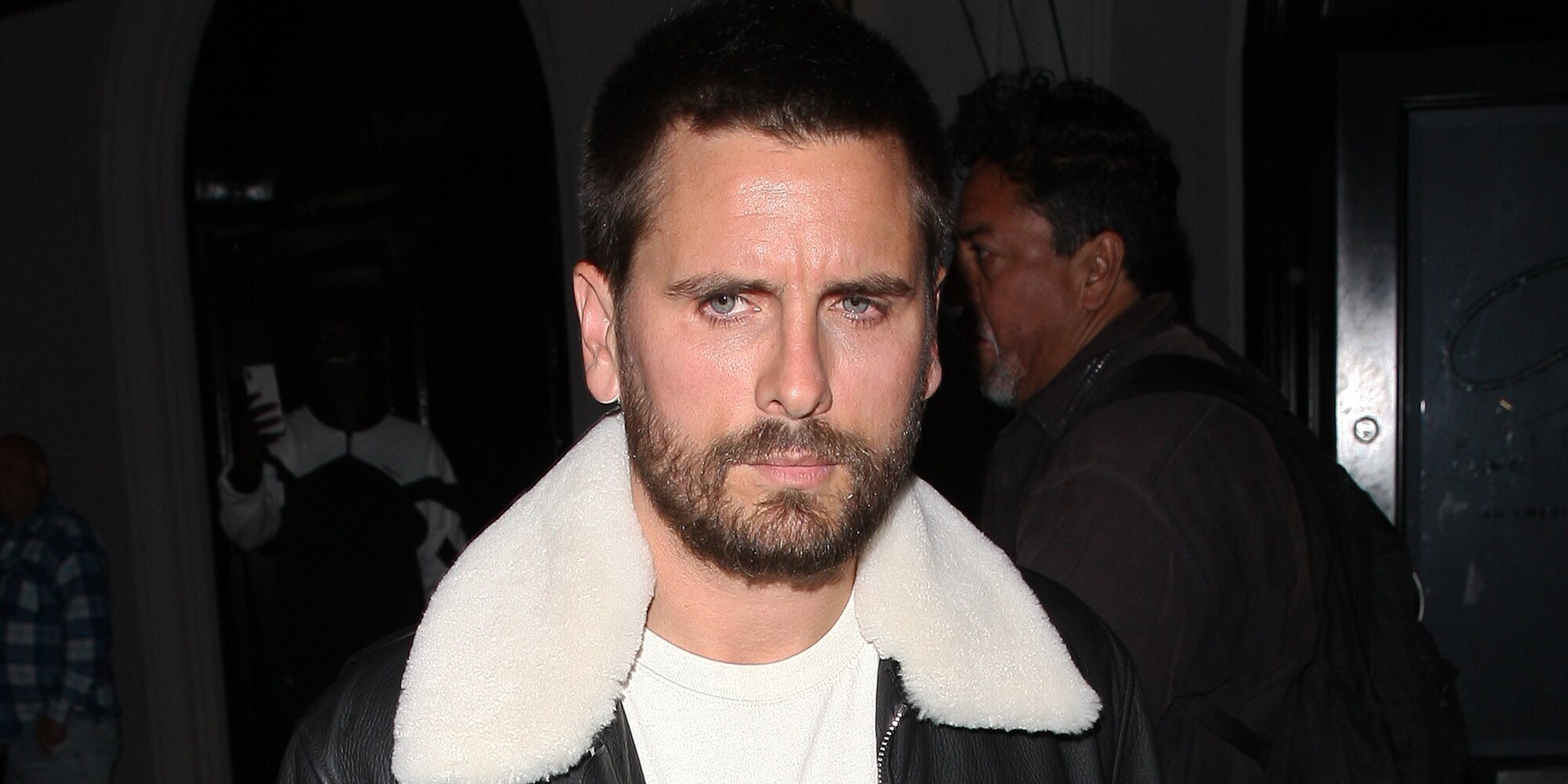 Scott Disick posa con su nueva novia en la premiere de 'Las Kardashians' tras la 'boda' de Kourtney