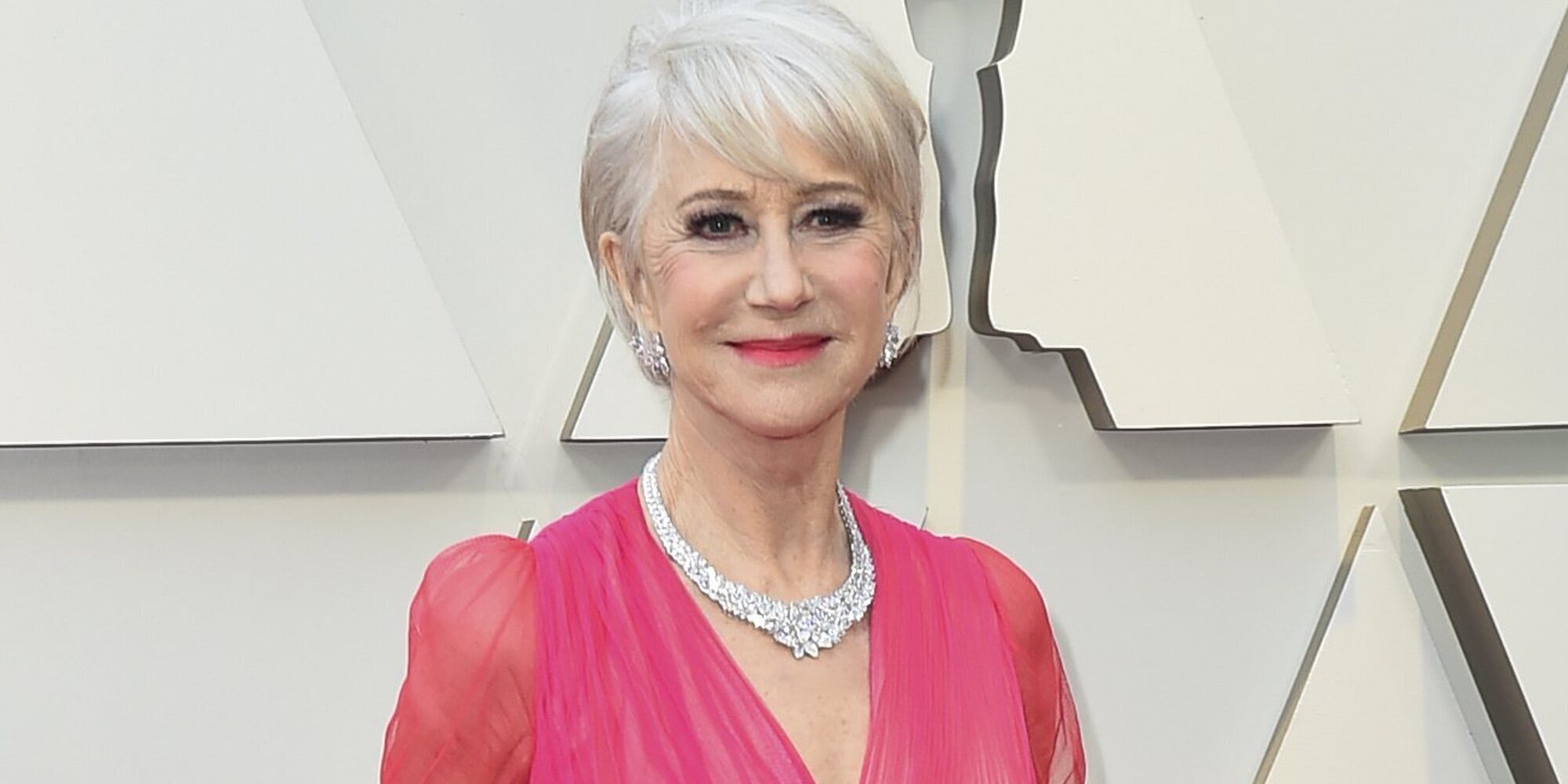 Helen Mirren, rota de dolor, desvela la extraña causa que provocó la muerte de su hijastro