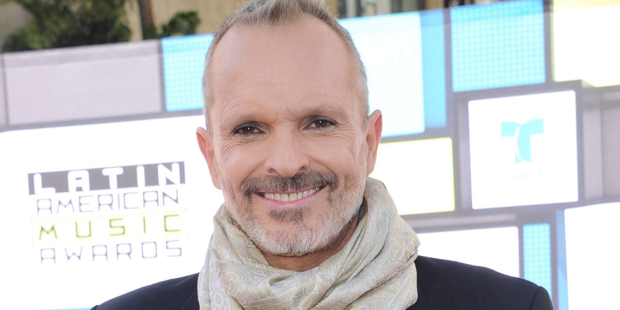 Miguel Bosé supervisa el rodaje de la serie sobre su vida