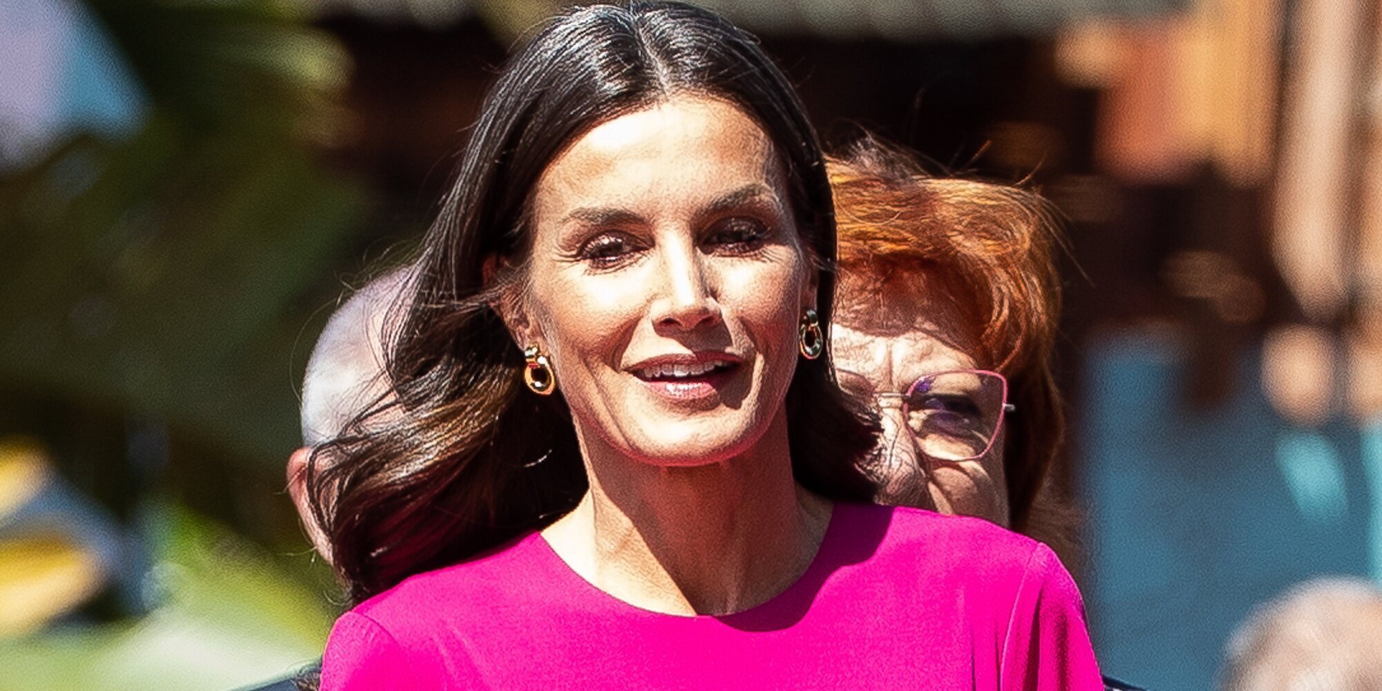 La Reina Letizia sorprende con su look en el Día Mundial de la Cruz Roja: presume de abdominales con un vestido de estreno