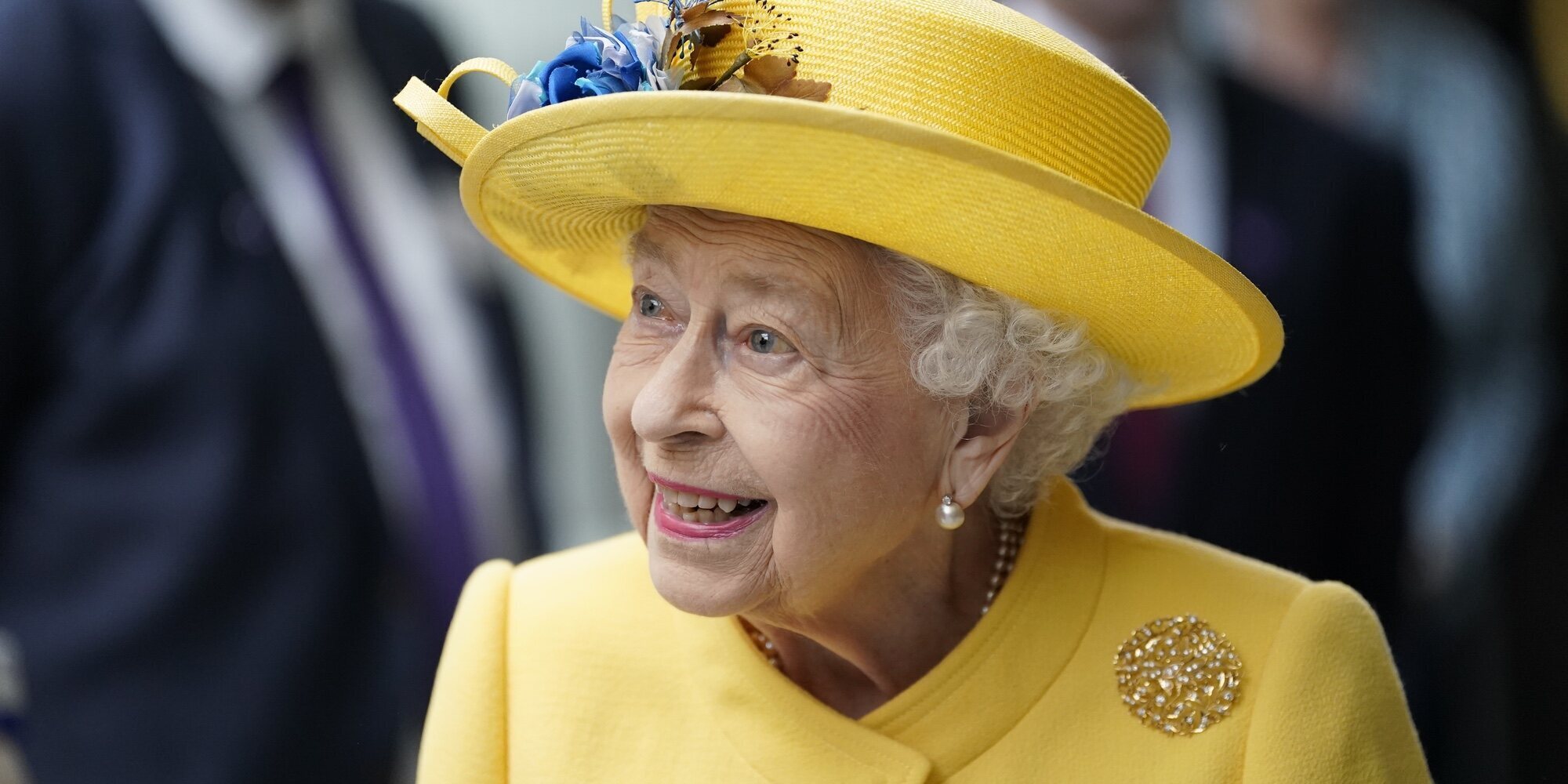 La inesperada aparición de la Reina Isabel para la inauguración de una línea de metro junto al Príncipe Eduardo