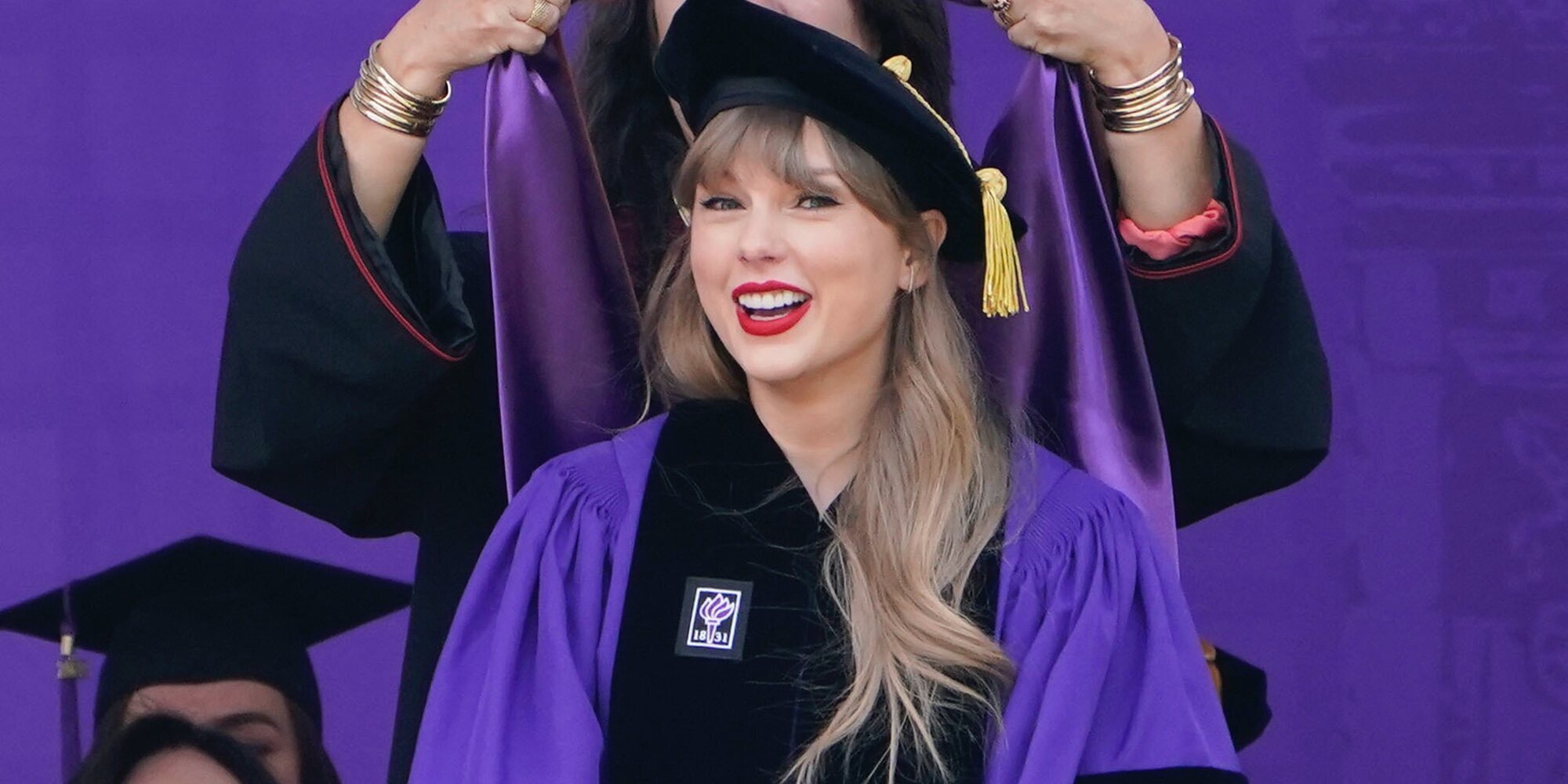 Taylor Swift recibe palabras de admiración de Joe Alwyn y lanza un bonito discurso en la graduación de la NYU