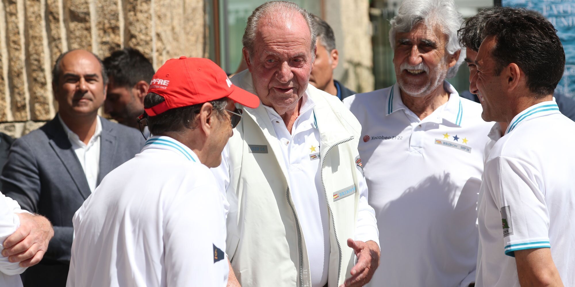 Vítores, aplausos y un baño de masas para el Rey Juan Carlos en el Náutico de Sanxenxo