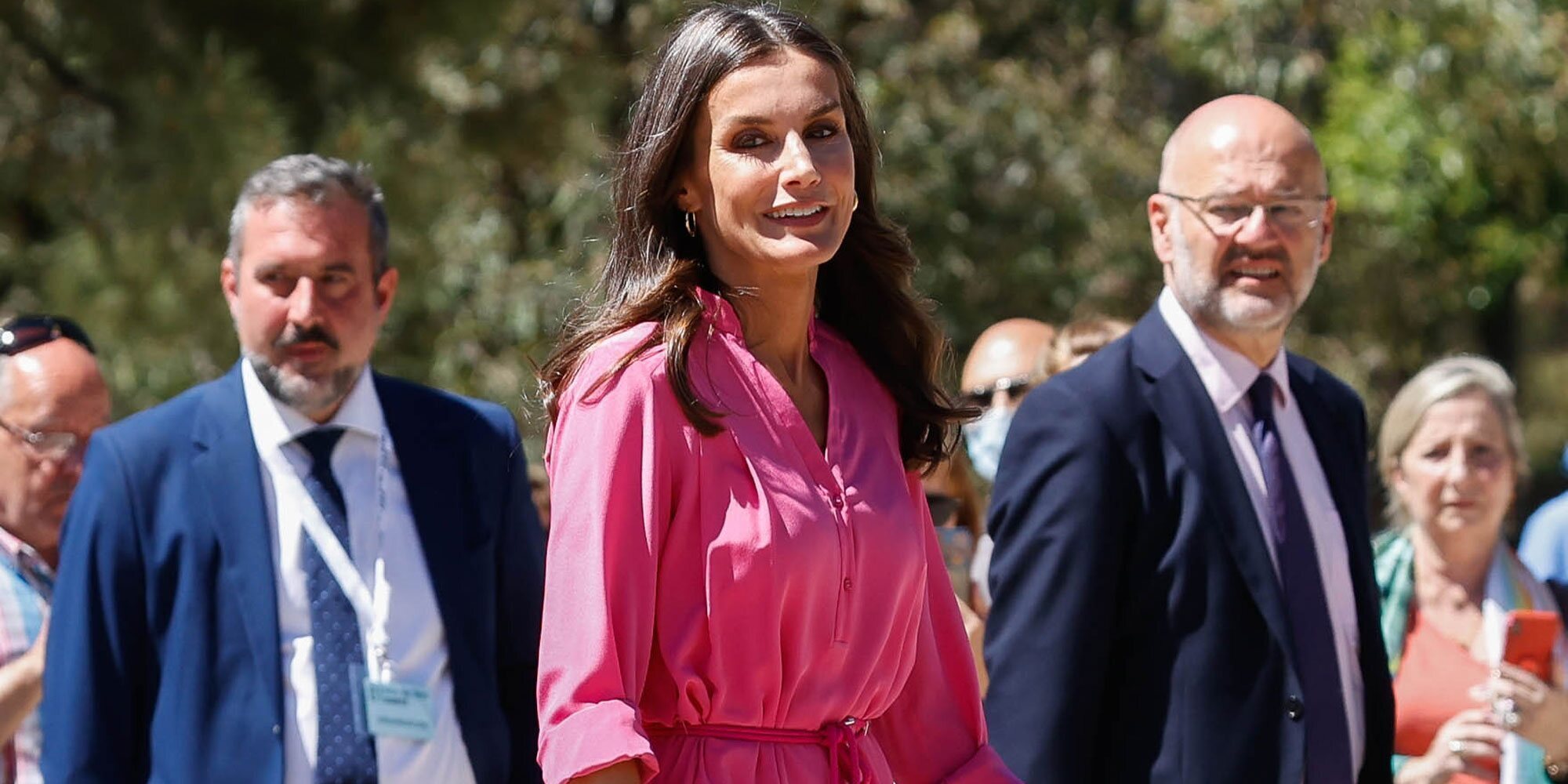 La Reina Letizia inaugura la Feria del Libro de Madrid 2022: nueva directora, libros para casa y todo al rosa