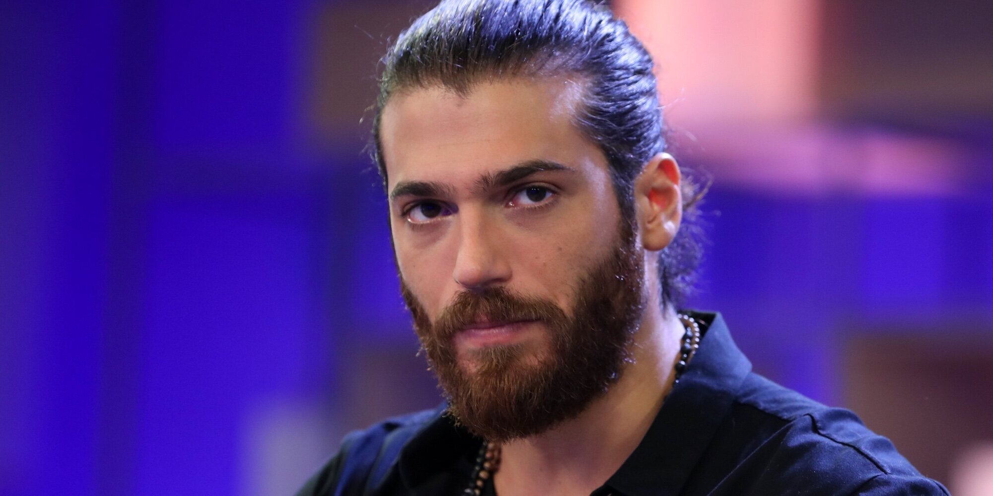 Can Yaman vende su despacho de abogados por culpa de sus fans