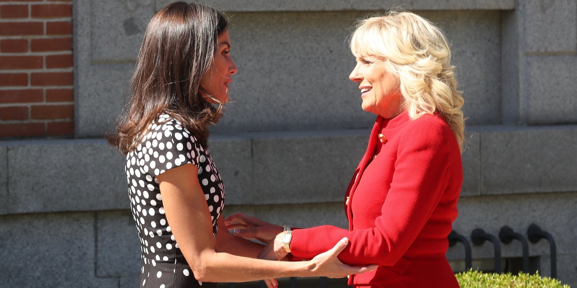 La Reina Letizia ejerce de anfitriona con Jill Biden en Madrid: cálido encuentro y una visita a la AECC