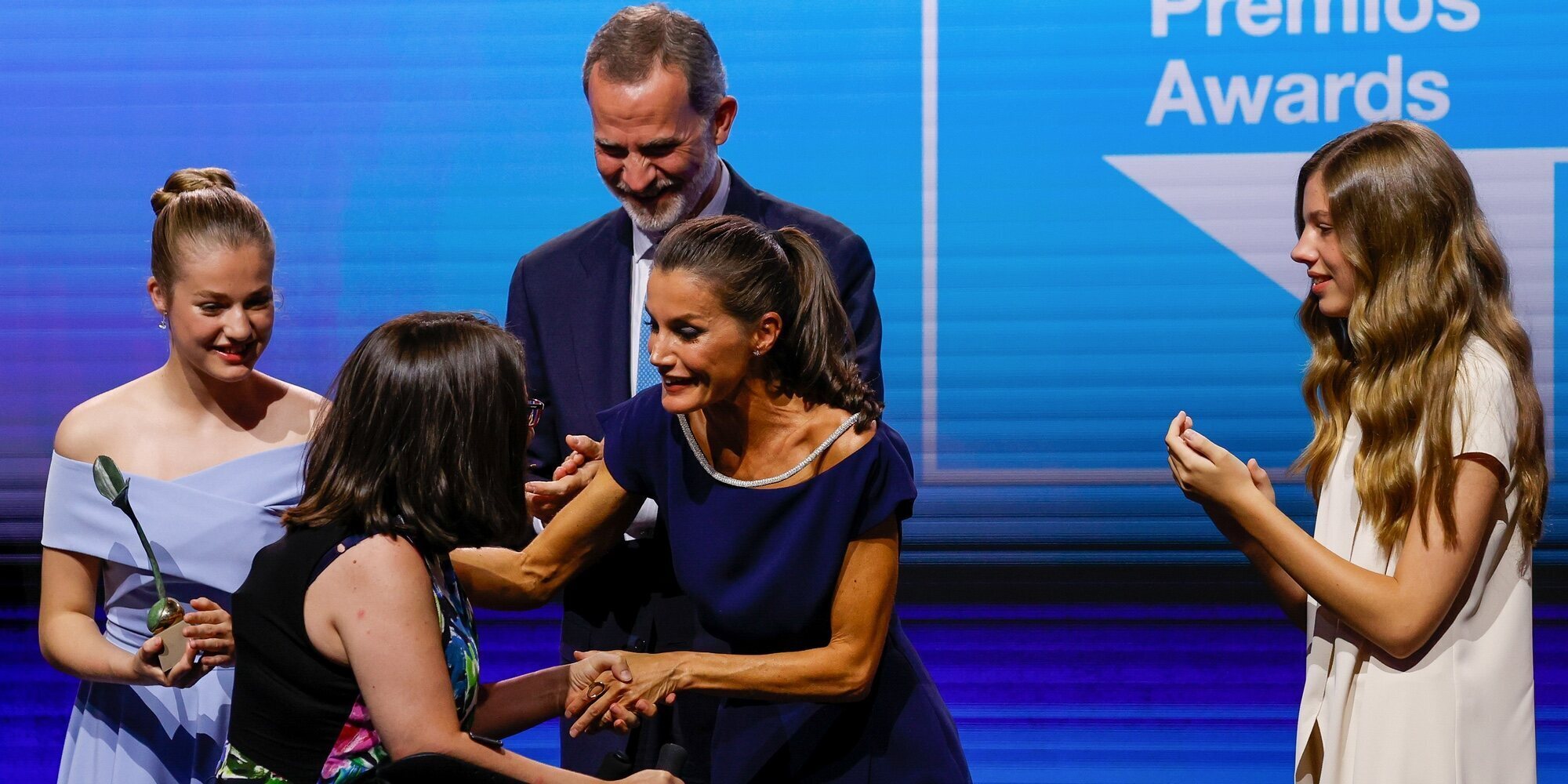 Los Reyes Felipe y Letizia y sus hijas Leonor y Sofía muestran que son una familia cariñosa en los Princesa de Girona 2022