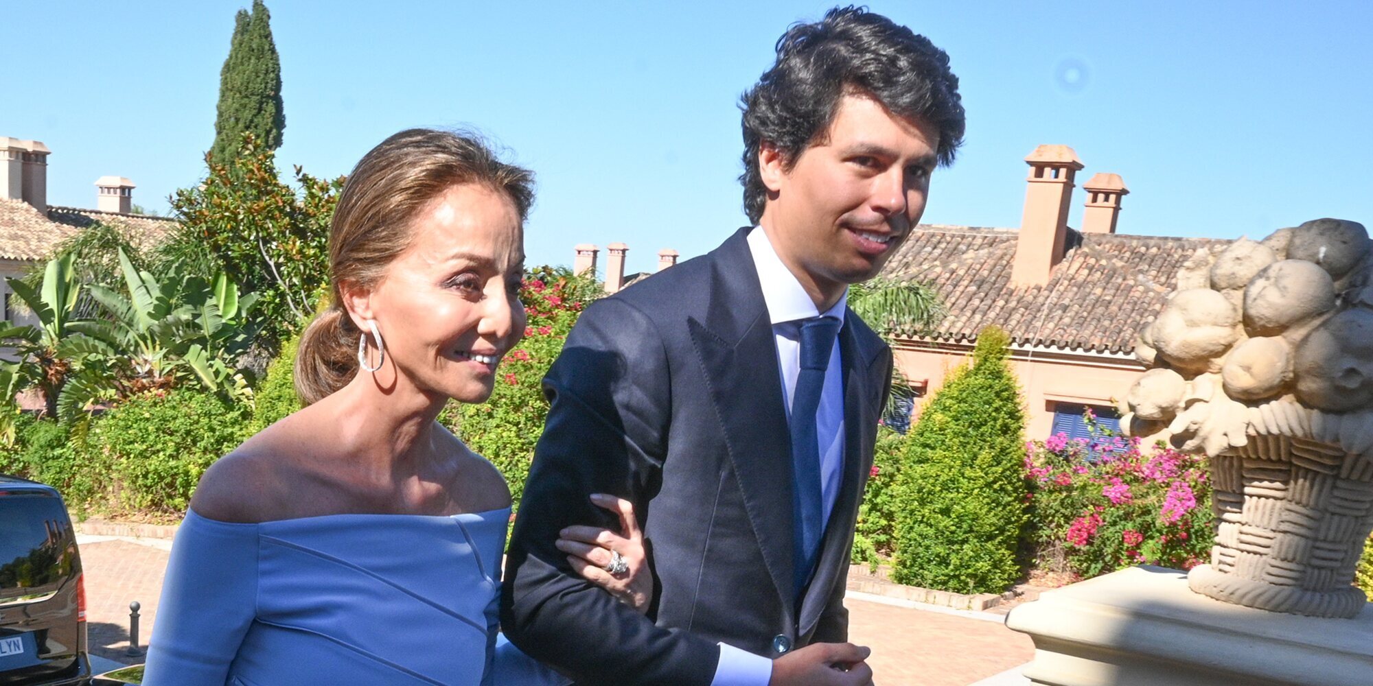 Isabel Preysler, radiante acompañando a su sobrino Álvaro Castillejo en su boda con Cristina Fernández