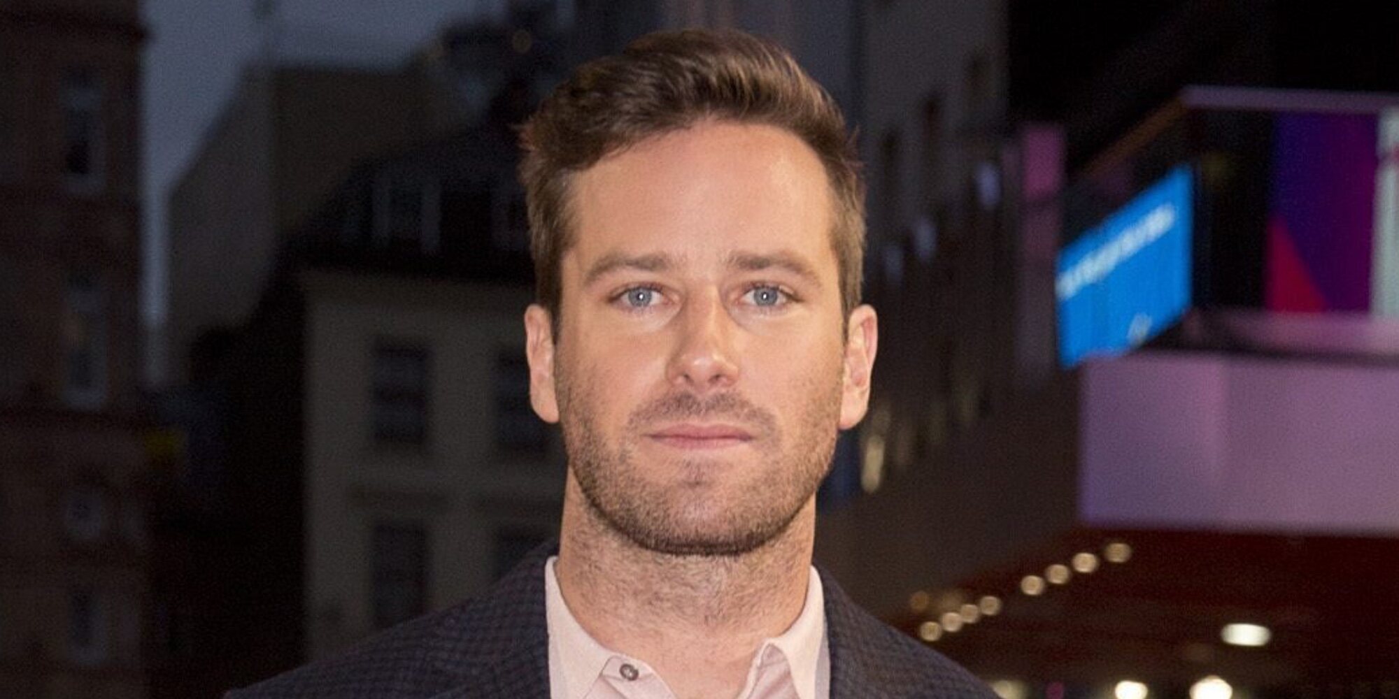 Armie Hammer sí está trabajando en un hotel de las Islas Caimán