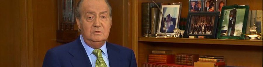 El Rey Juan Carlos ofrece su discurso de Navidad sentado sobre la mesa y sin ninguna autocrítica a la Corona