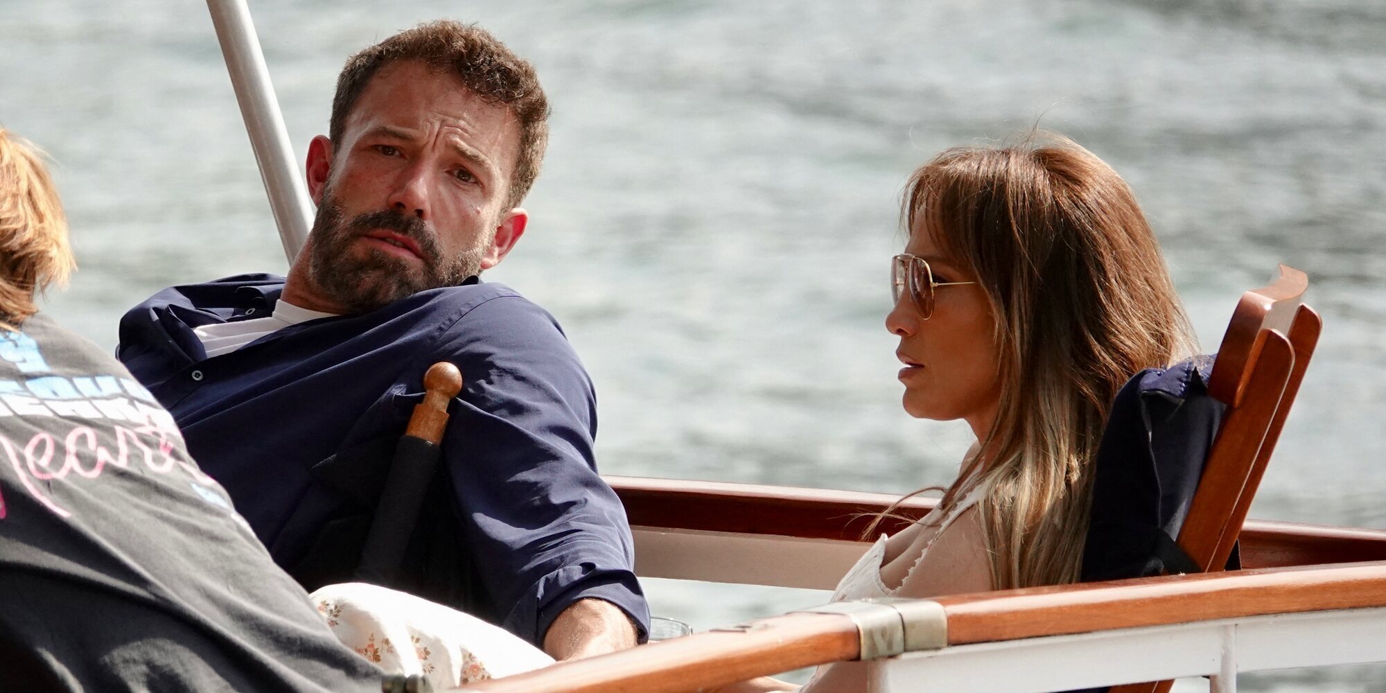 La viral imagen de Ben Affleck echándose una sienta durante un paseo por el Sena en su luna de miel con Jennifer Lopez