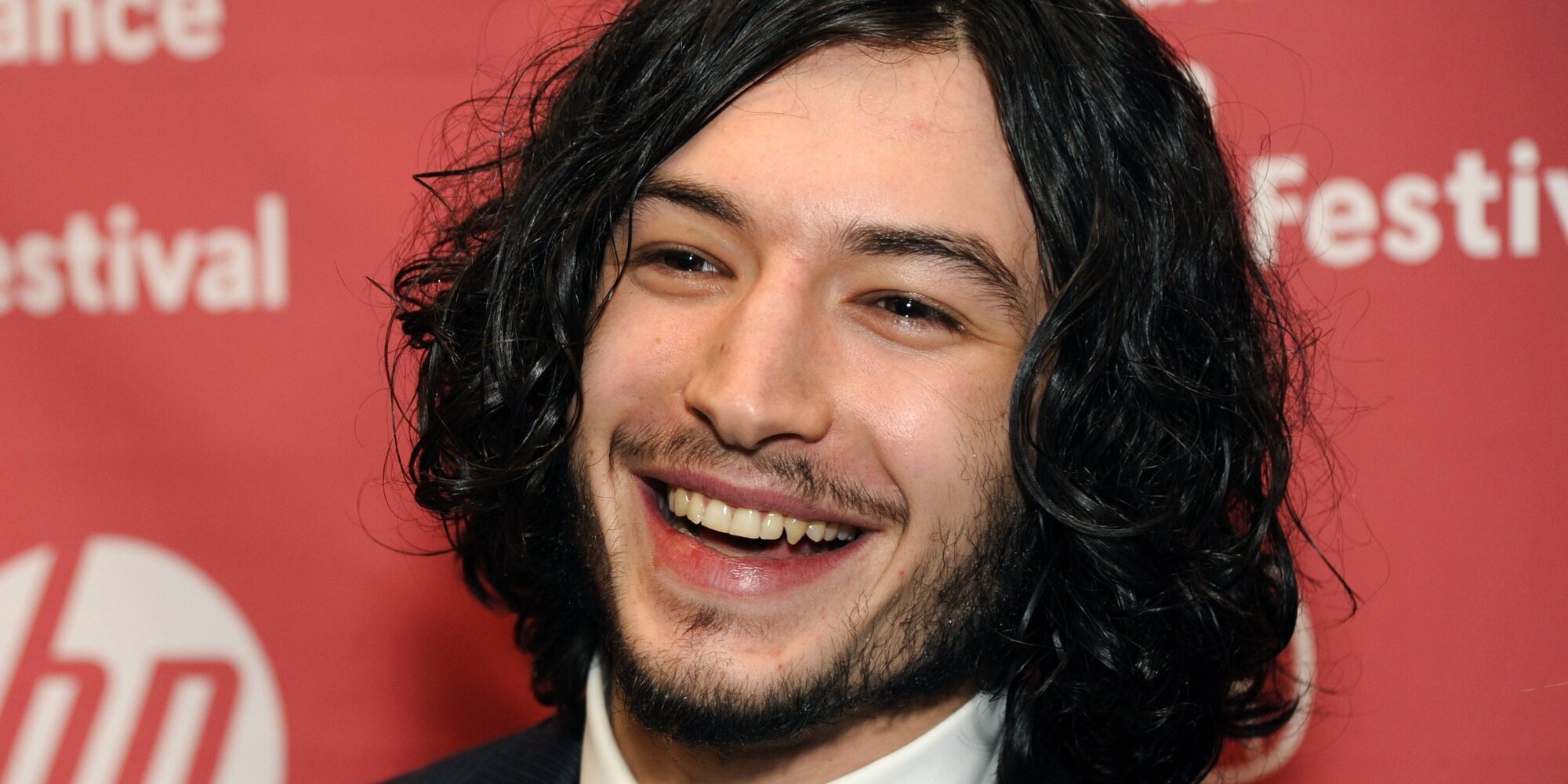 Ezra Miller anuncia que recibirá tratamiento para sus "complejos problemas de salud mental"