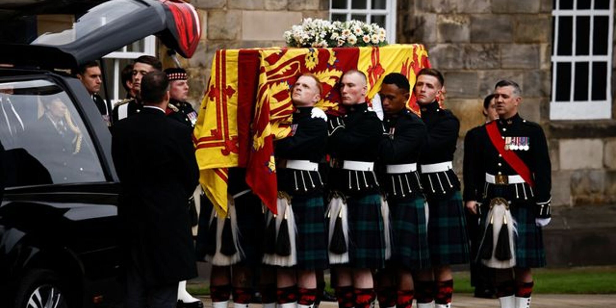 La Princesa Ana hace una reverencia al féretro de la Reina Isabel II en su llegada al Palacio de Holyrood de Edimburgo