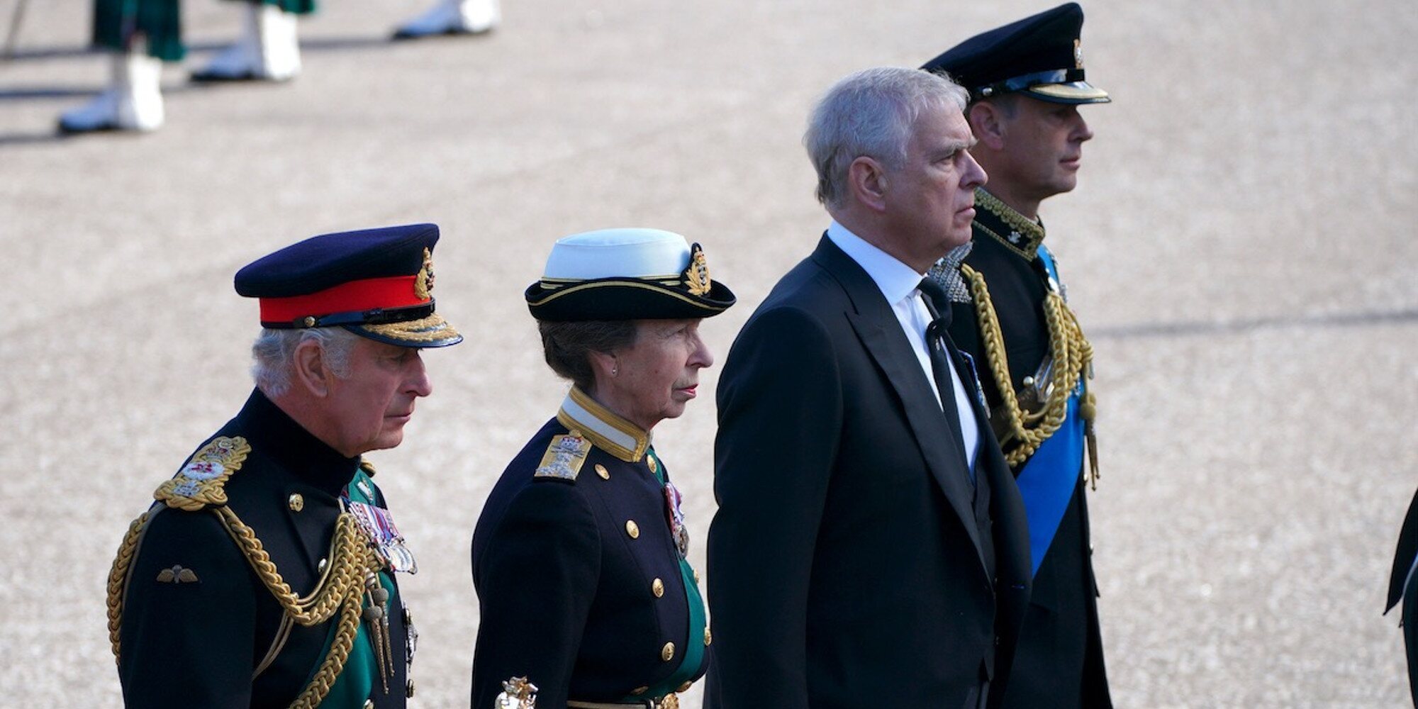 El Rey Carlos III y sus hermanos Ana, Andrés y Eduardo, unidos en el dolor en el servicio en honor a Isabel II en Edimburgo