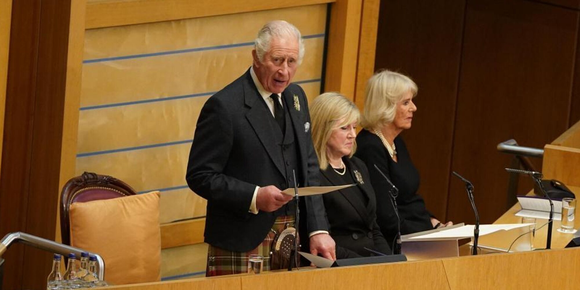 La emotiva visita de Carlos III al Parlamento de Escocia: elogios a su madre y cesión de títulos a su hijo Guillermo