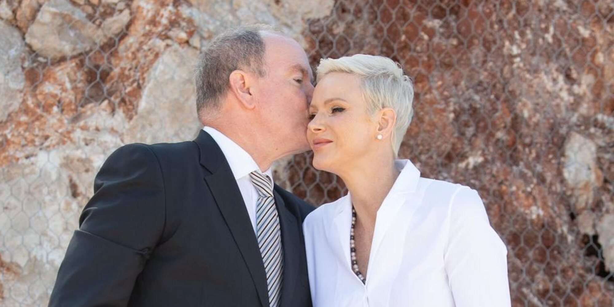 Alberto y Charlene de Mónaco, de la mano y entre besos en un evento oficial