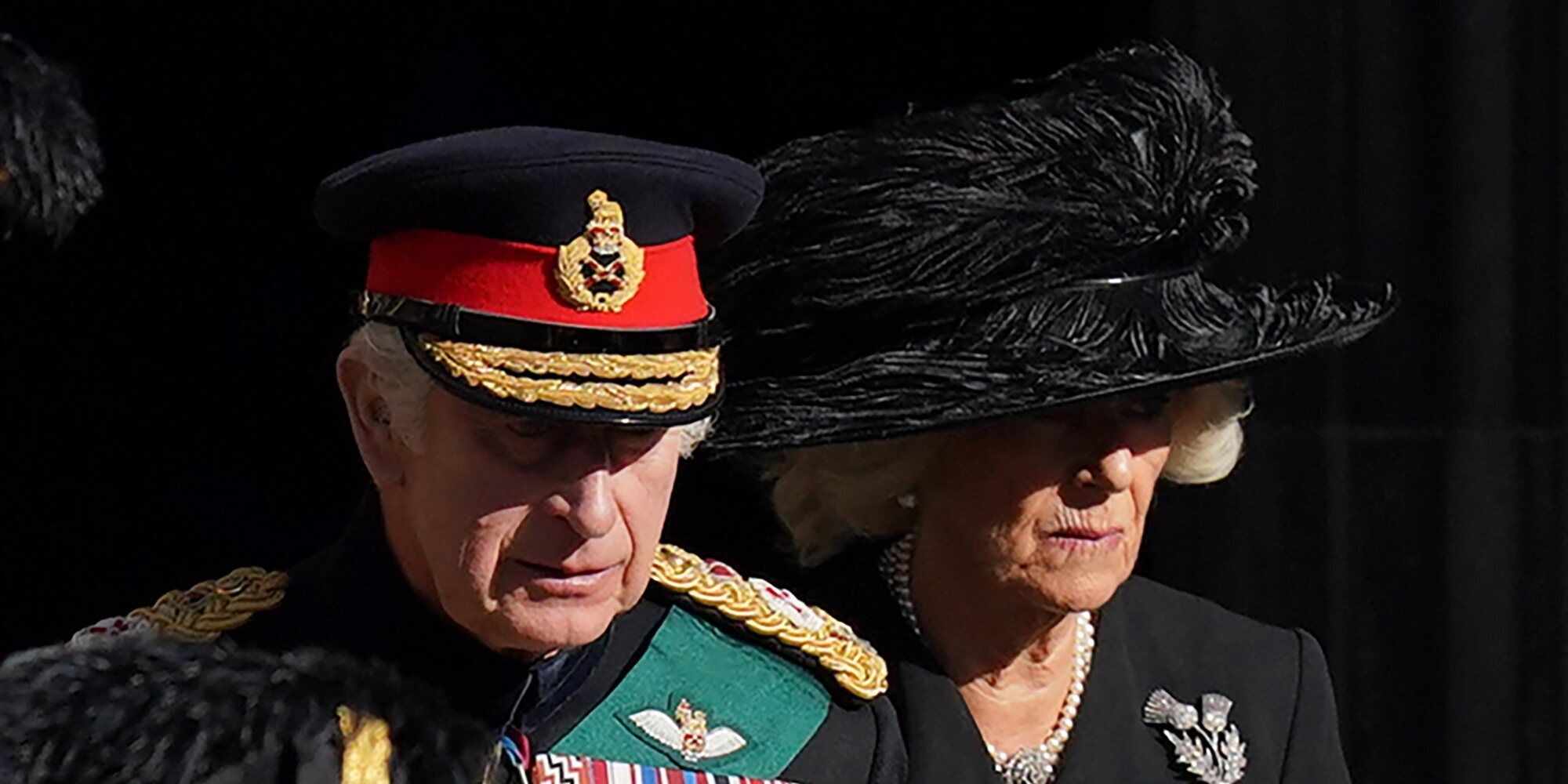 El Rey Carlos III, arropado por la Reina consorte y sus dos hijos en la recepción del féretro de Isabel II en Buckingham