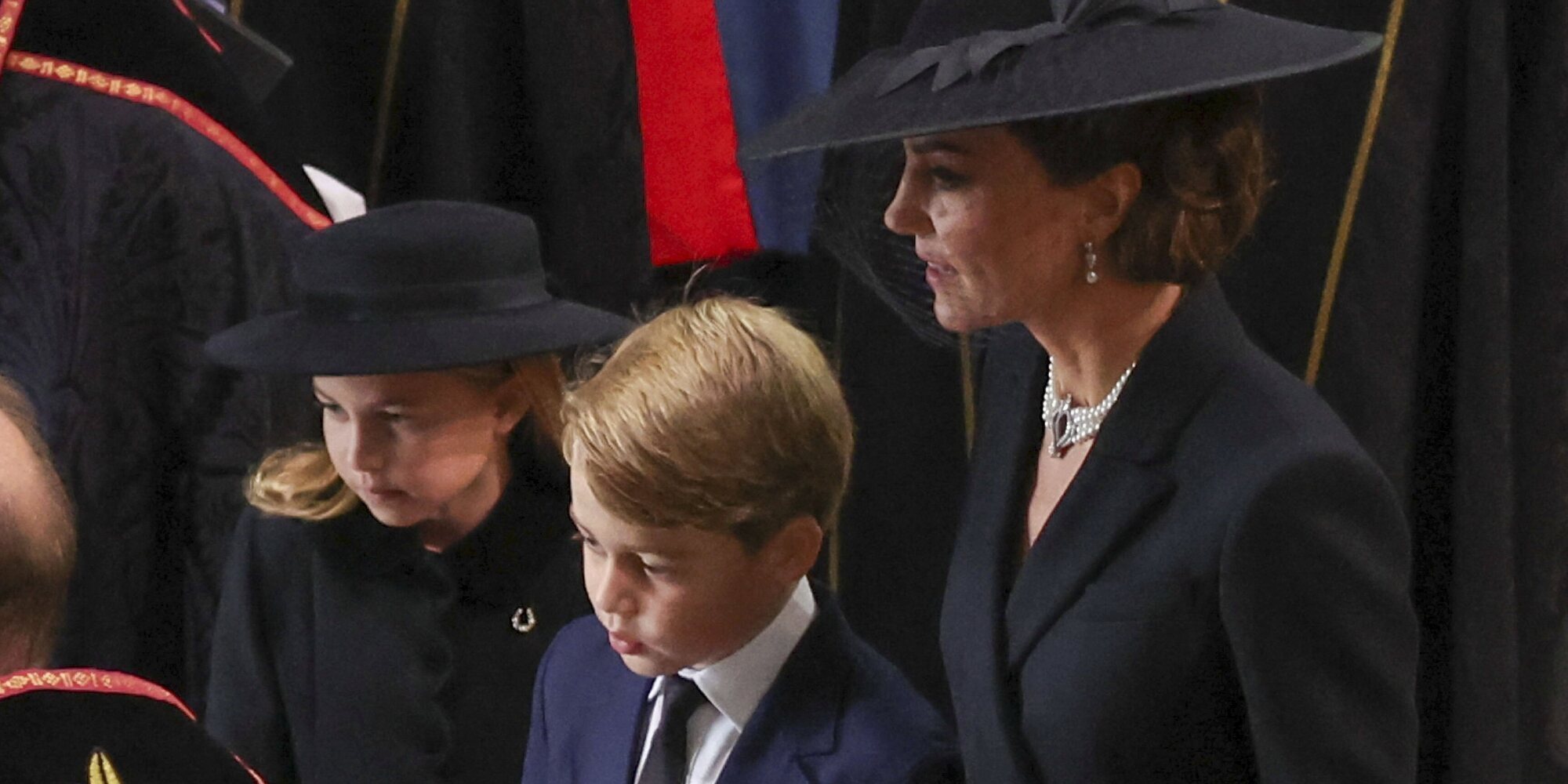 Los Príncipes George y Charlotte caminan detrás del féretro de la Reina Isabel II en la Abadía de Westminster