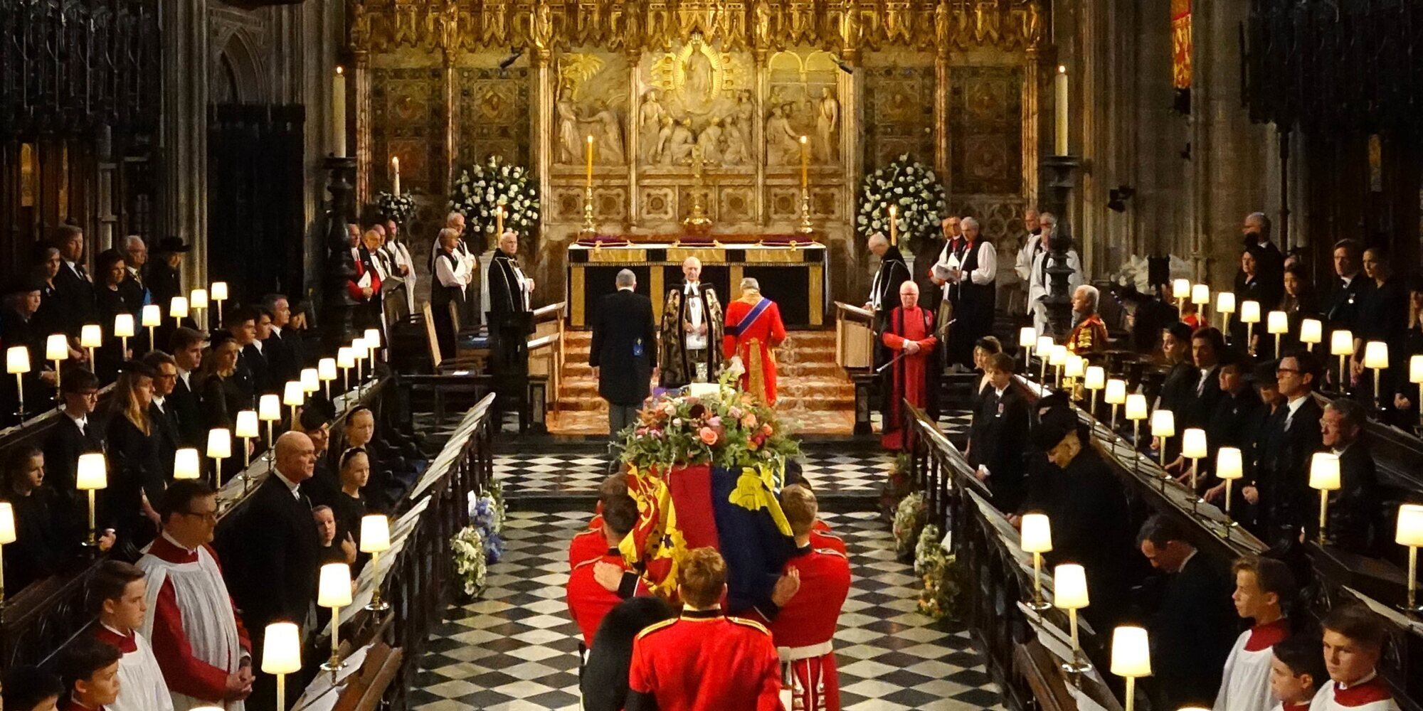 La Reina Isabel II es enterrada en privado con la presencia de la Familia Real, que le rinde un último tributo