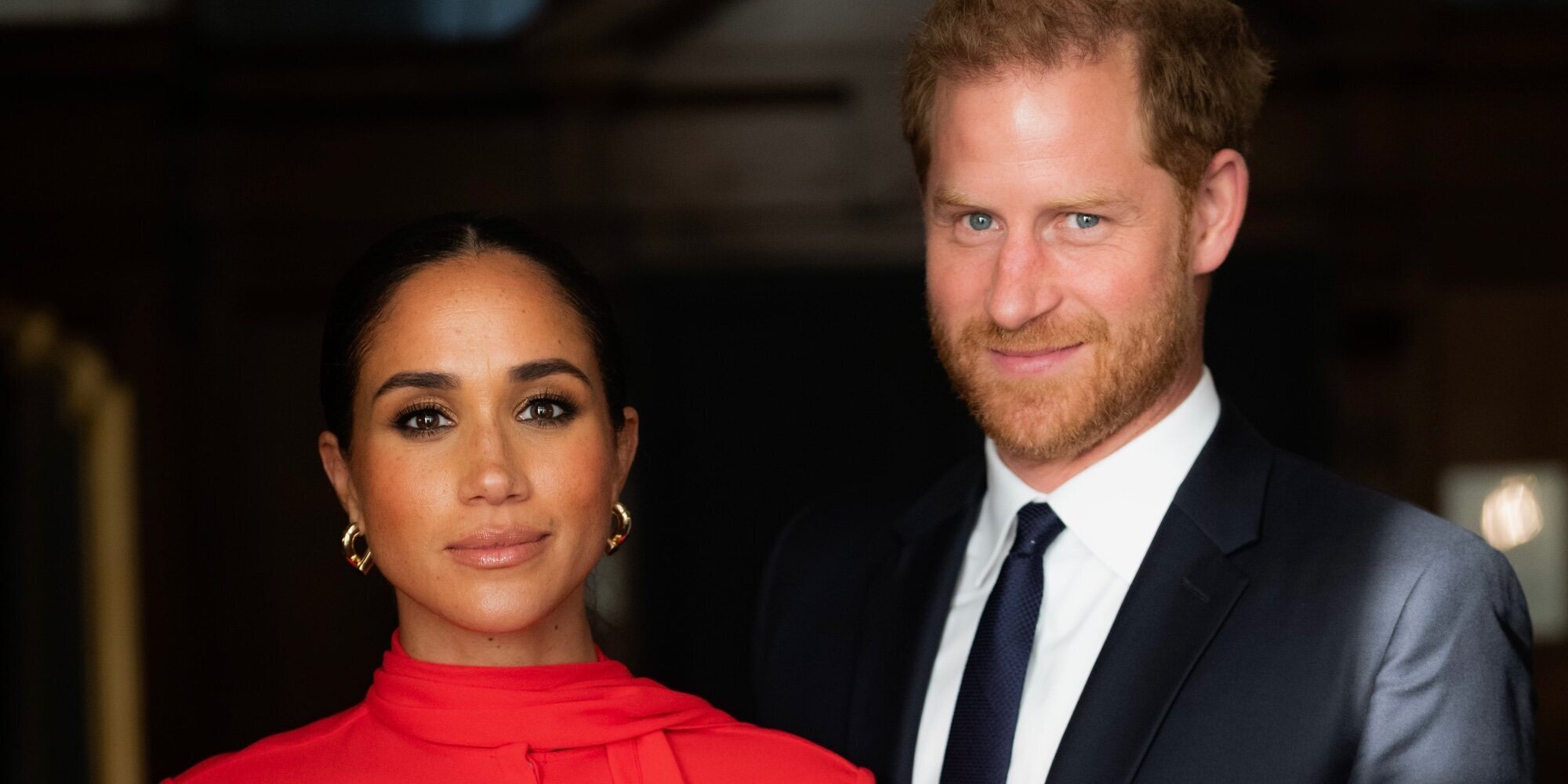 El posado del Príncipe Harry y Meghan Markle con el que 'responden' al de los Reyes Carlos y Camilla y Guillermo y Kate