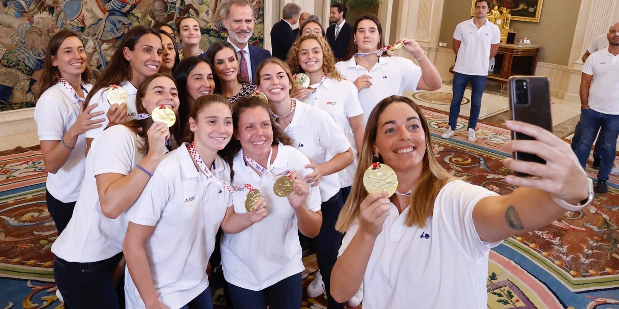 La espontaneidad de los Reyes Felipe y Letizia durante su audiencia a las selecciones masculina y femenina de waterpolo