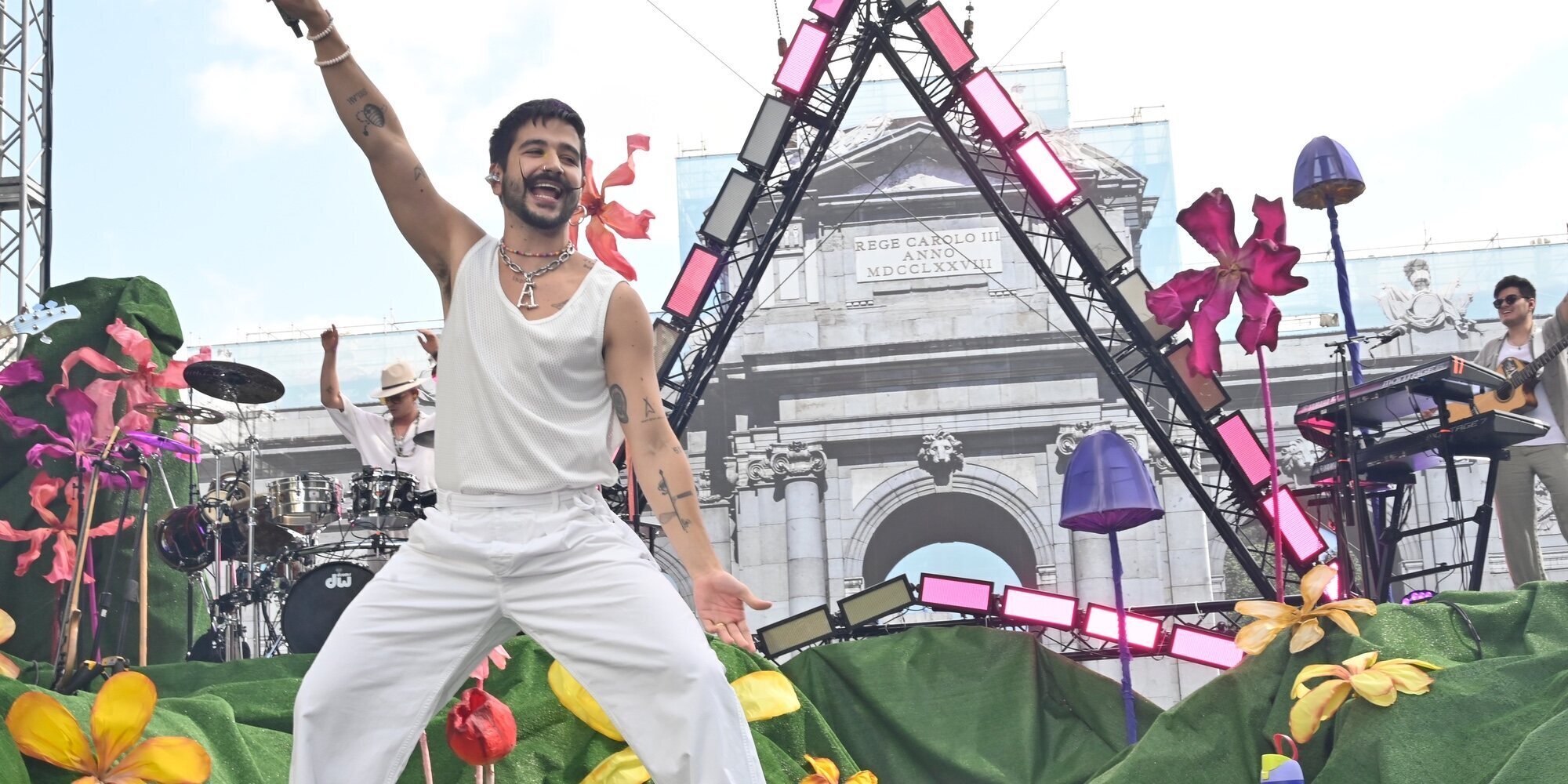 Camilo inunda las calles de Madrid con su concierto en la Puerta de Alcalá