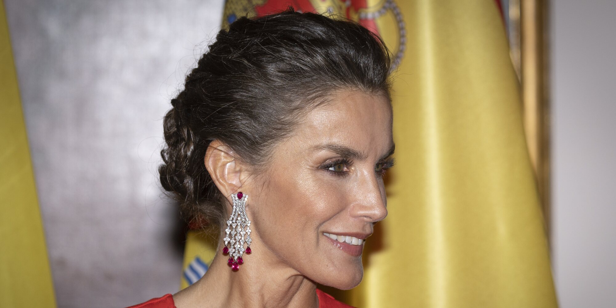 La Reina Letizia no luce tiara pero se corona en Alemania: rescata un mítico vestido rojo y se cubre de diamantes y rubíes