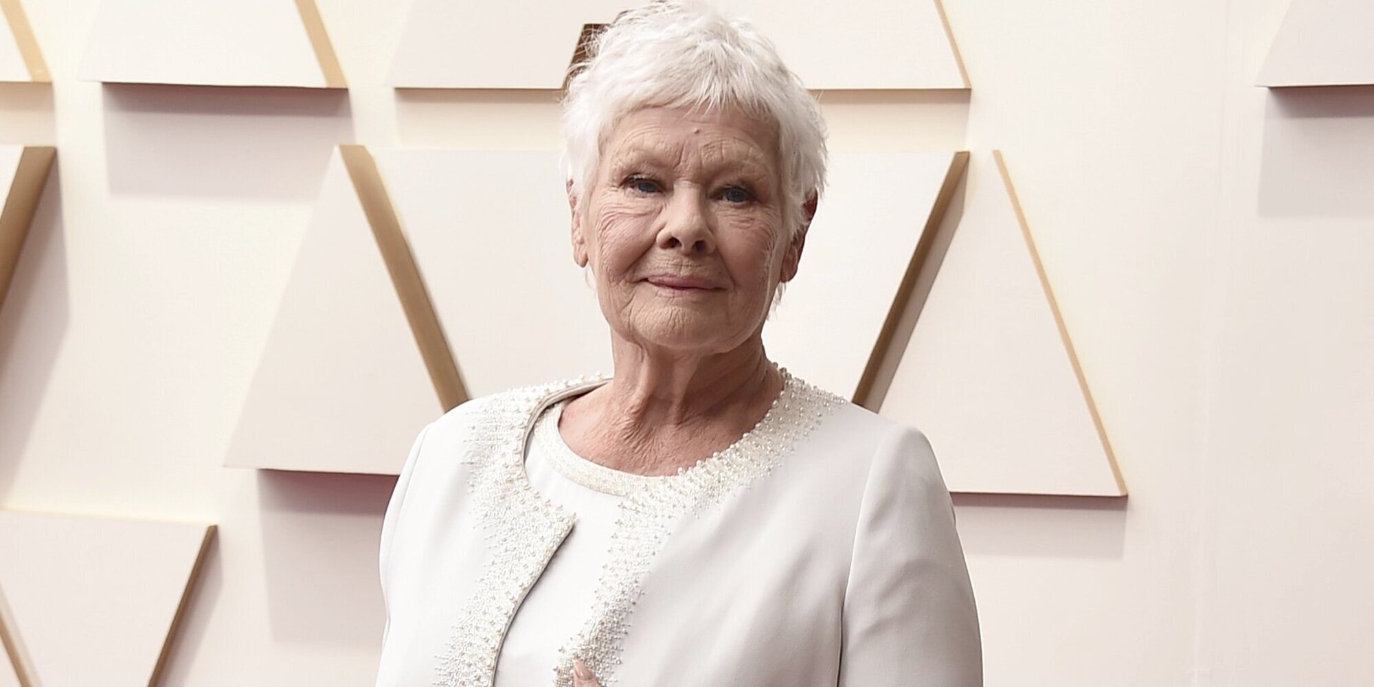 Judi Dench carga contra 'The Crown': crudo sensacionalismo, relatos hirientes y una petición a Netflix