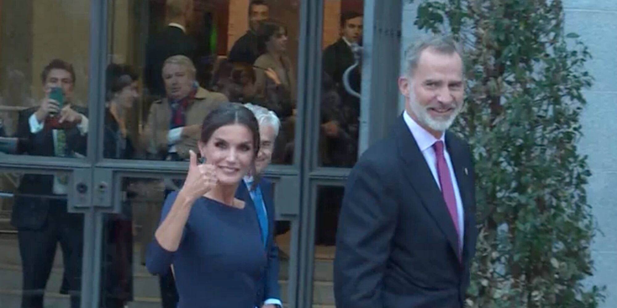 La Reina Letizia saluda y envía un beso a Sonsoles Ónega el día de su estreno en 'Y ahora Sonsoles'