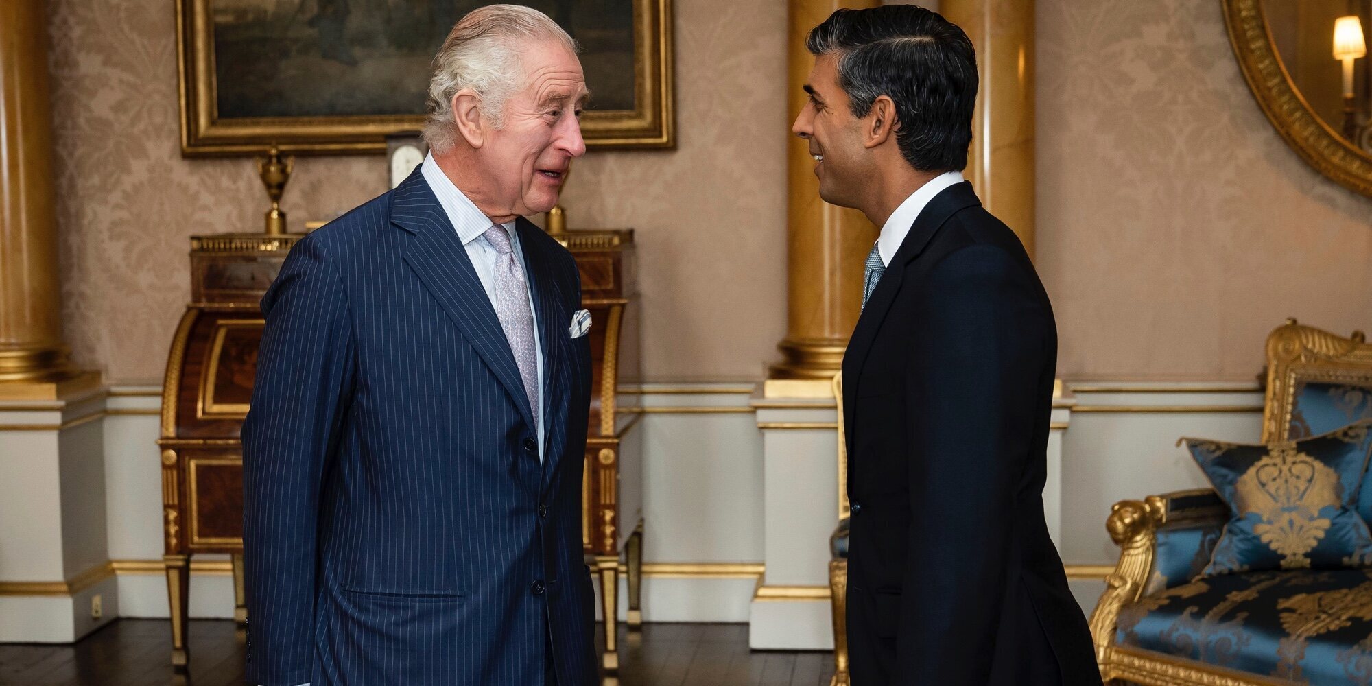 Carlos III encarga formar Gobierno a Rishi Sunak, segundo Primer Ministro de su reinado, mostrando diferencias con Isabel II