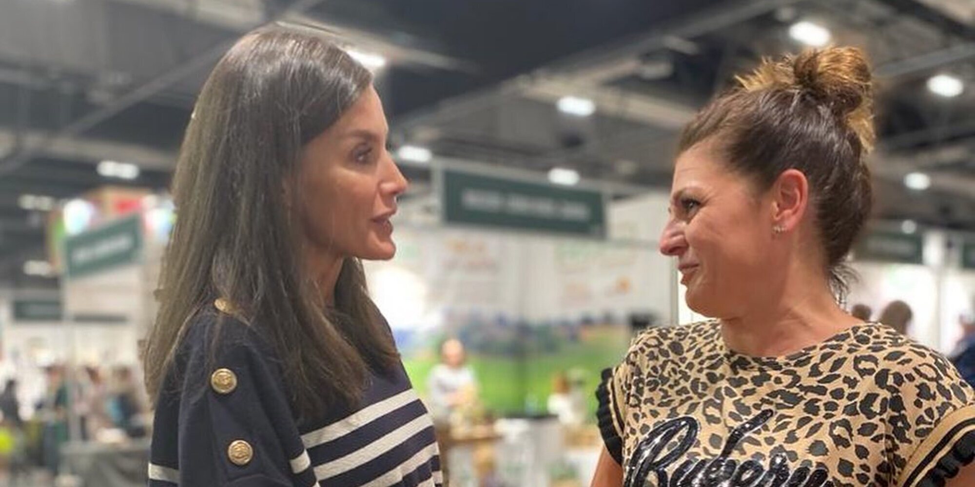 La Reina Letizia sorprende con su visita a la feria BioCultura de Madrid, a la que ha acudido en solitario