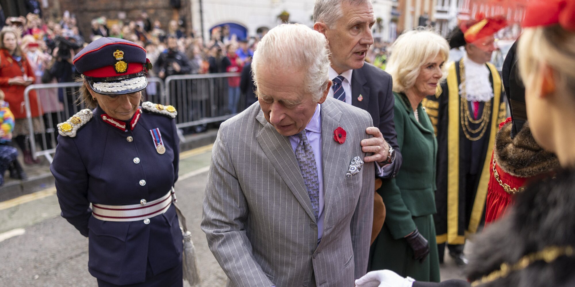 Un hombre lanza huevos al Rey Carlos III y la Reina Camilla durante una visita a York