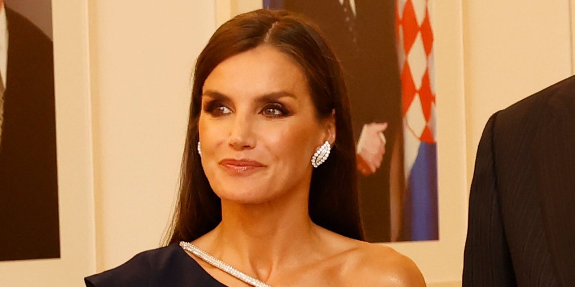 La Reina Letizia recicla vestido en la cena de gala de Croacia, pero brilla con unos históricos pendientes de la Reina Sofía