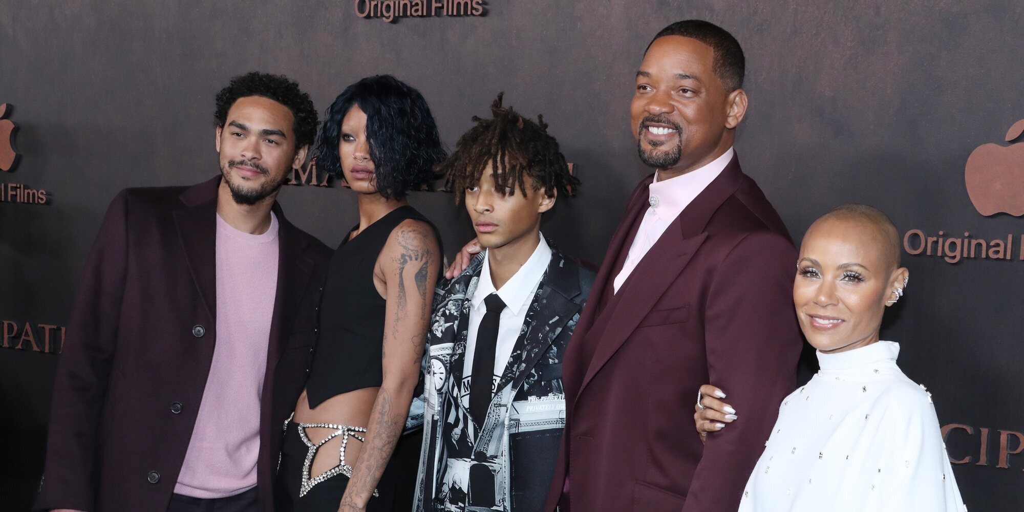 Will Smith, arropado por su familia en su reaparición tras la bofetada de los Oscar