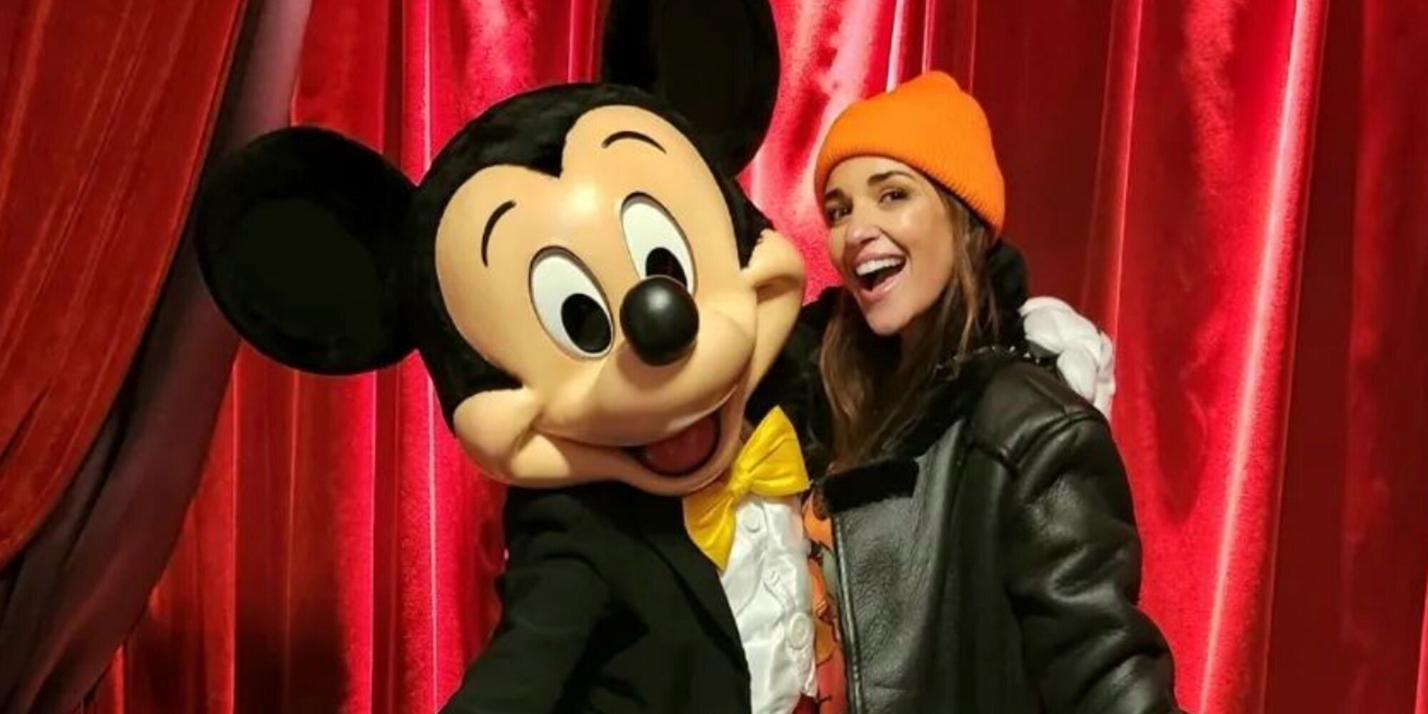 Así ha sido el viaje familiar de Paula Echevarría con sus hijos a Disneyland París: "Miki conoció a Mickey"