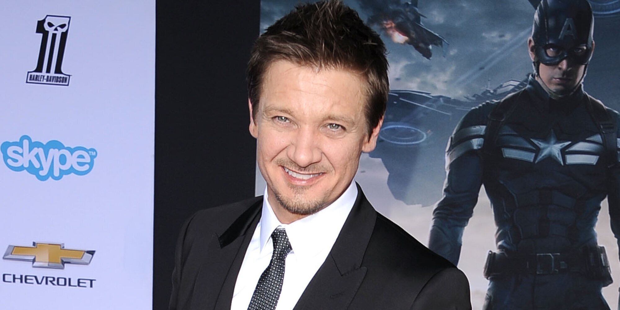 Jeremy Renner continúa con su recuperación en el hospital dos semanas después de ser arrollado por una quitanieves