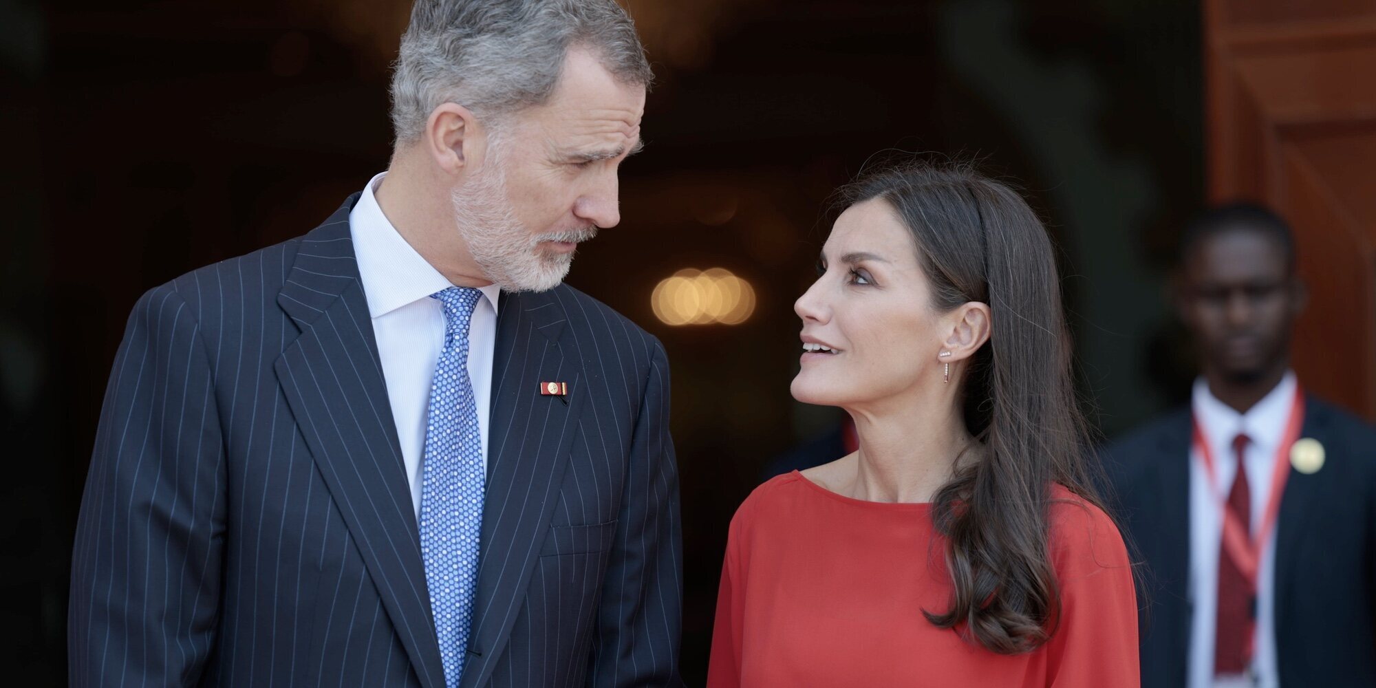 Los Reyes Felipe y Letizia se despiden de Angola: maternidad, palabras en portugués y una nota de color